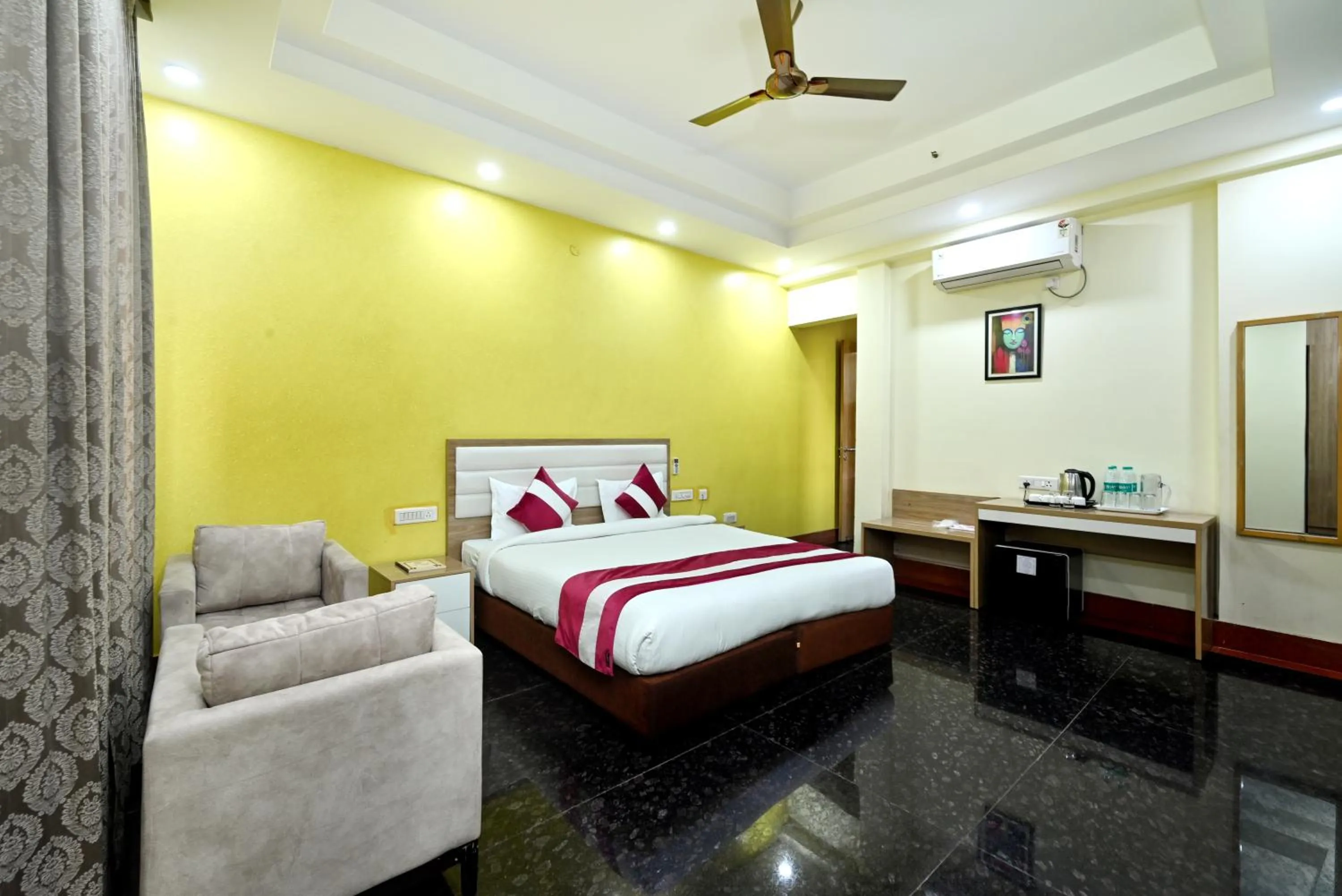 TV and multimedia, Bed in Hotel SKS Grand Palace-Vrindāvan