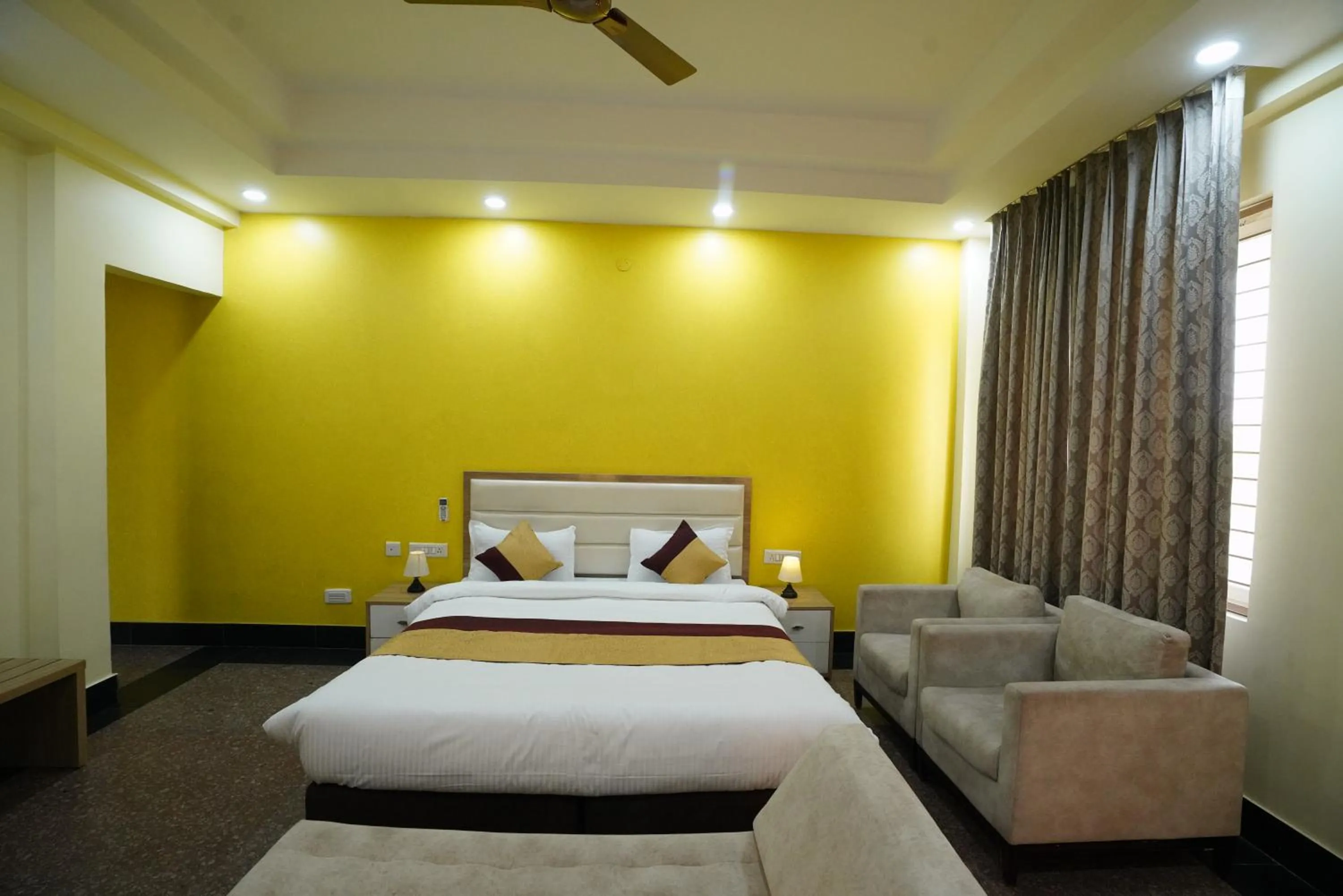 Bedroom, Bed in Hotel SKS Grand Palace-Vrindāvan