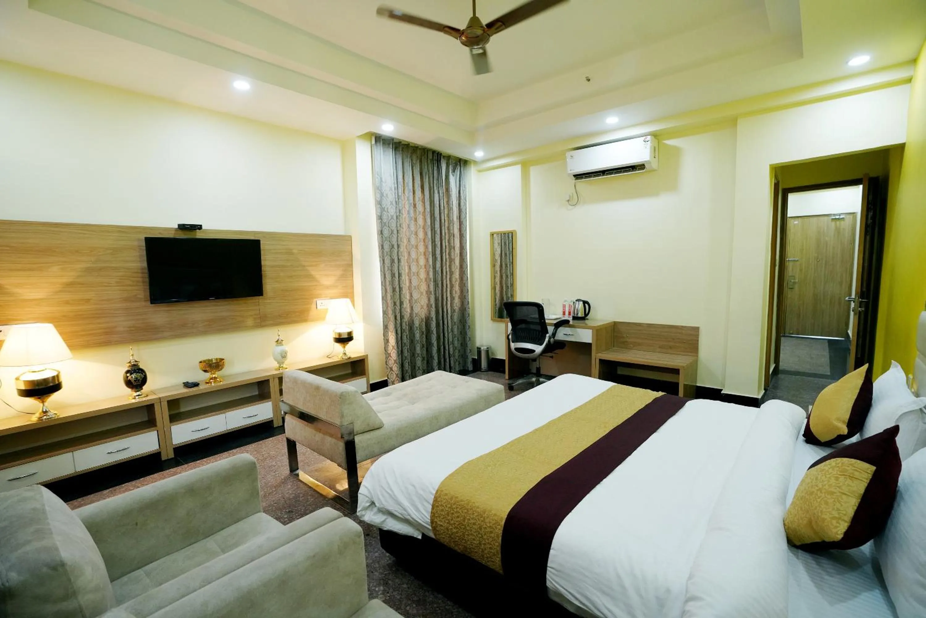 Photo of the whole room, Bed in Hotel SKS Grand Palace-Vrindāvan