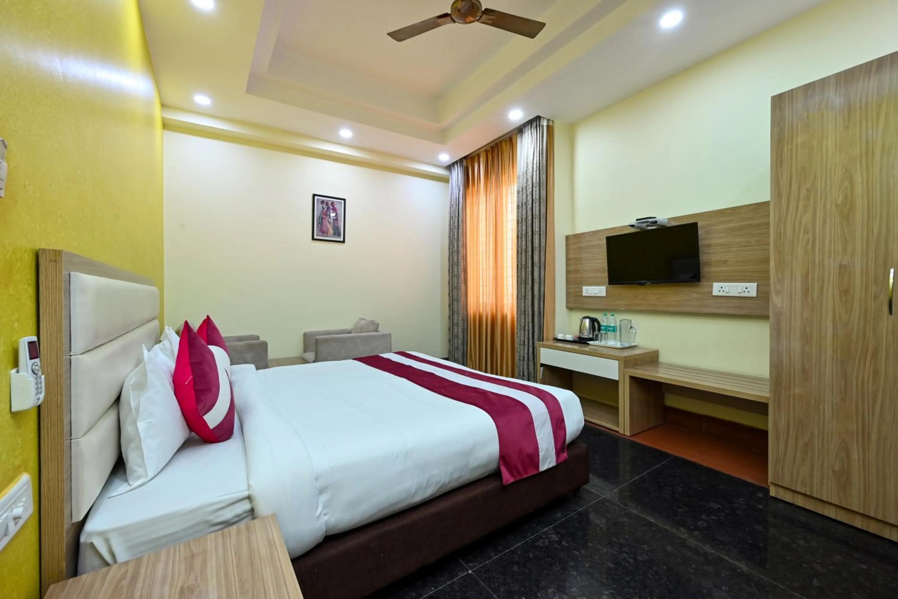 TV and multimedia, Bed in Hotel SKS Grand Palace-Vrindāvan