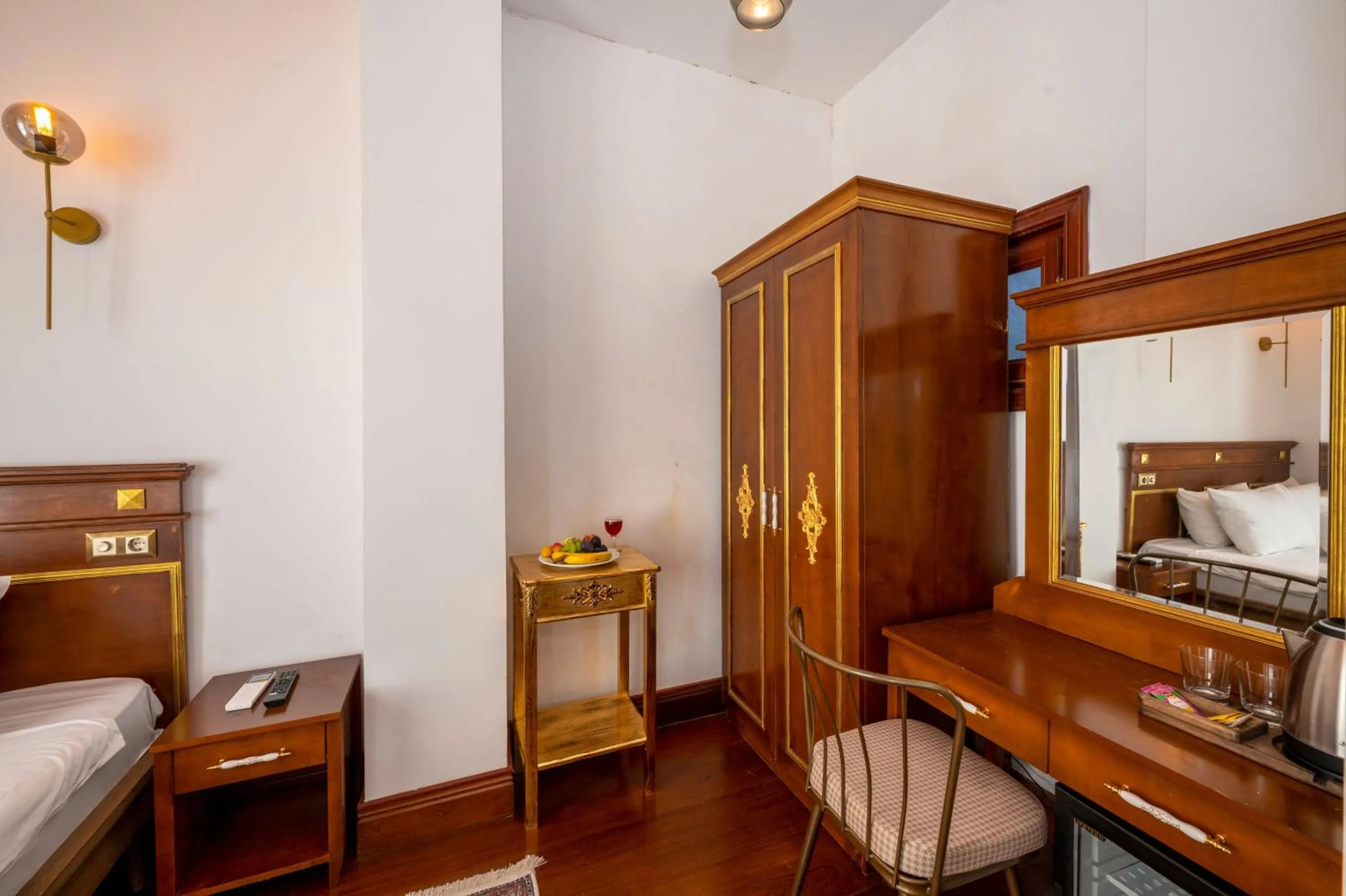 Bed in Valeria Antique 1892