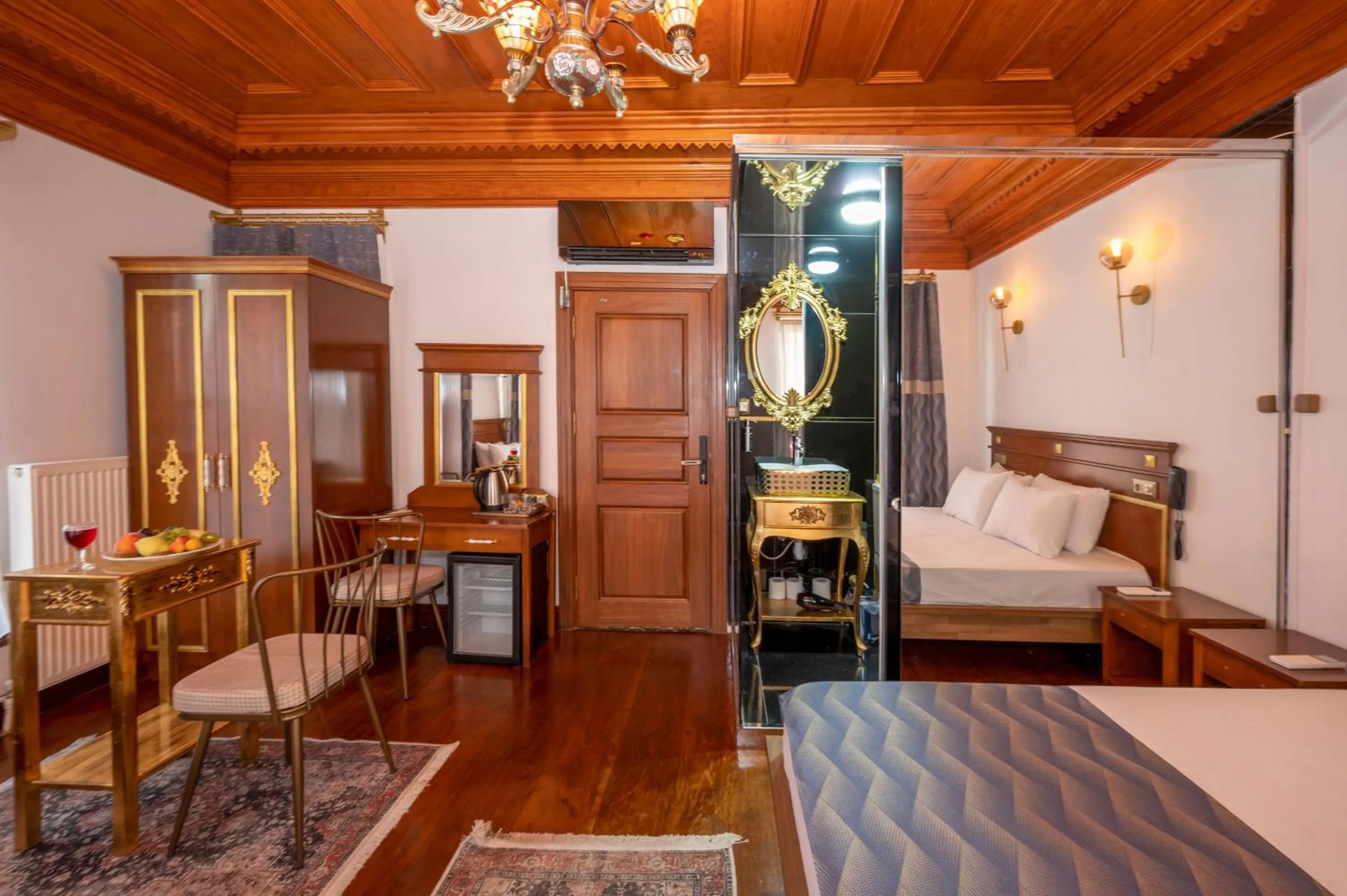 Bed in Valeria Antique 1892