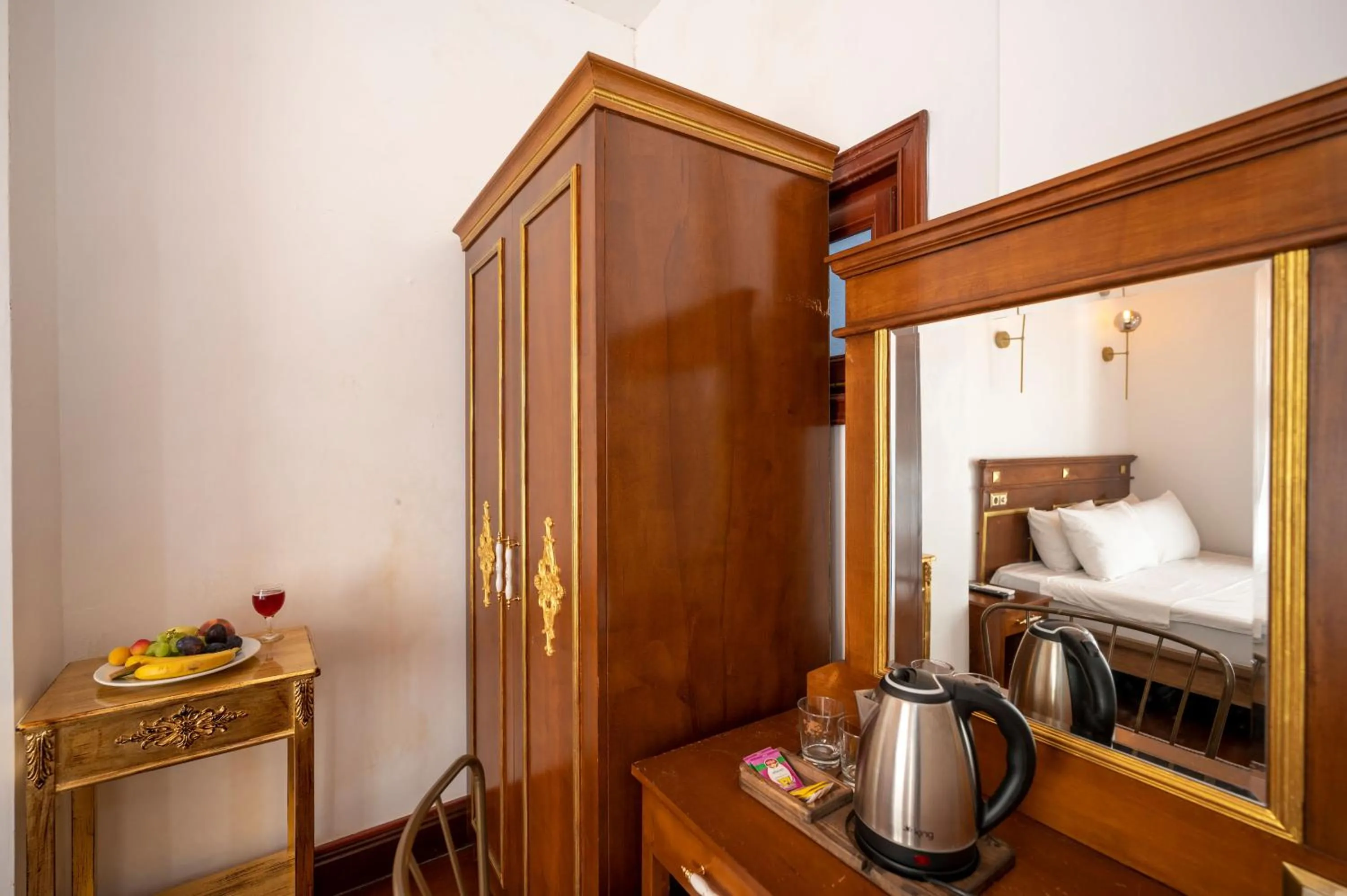 Valeria Antique 1892