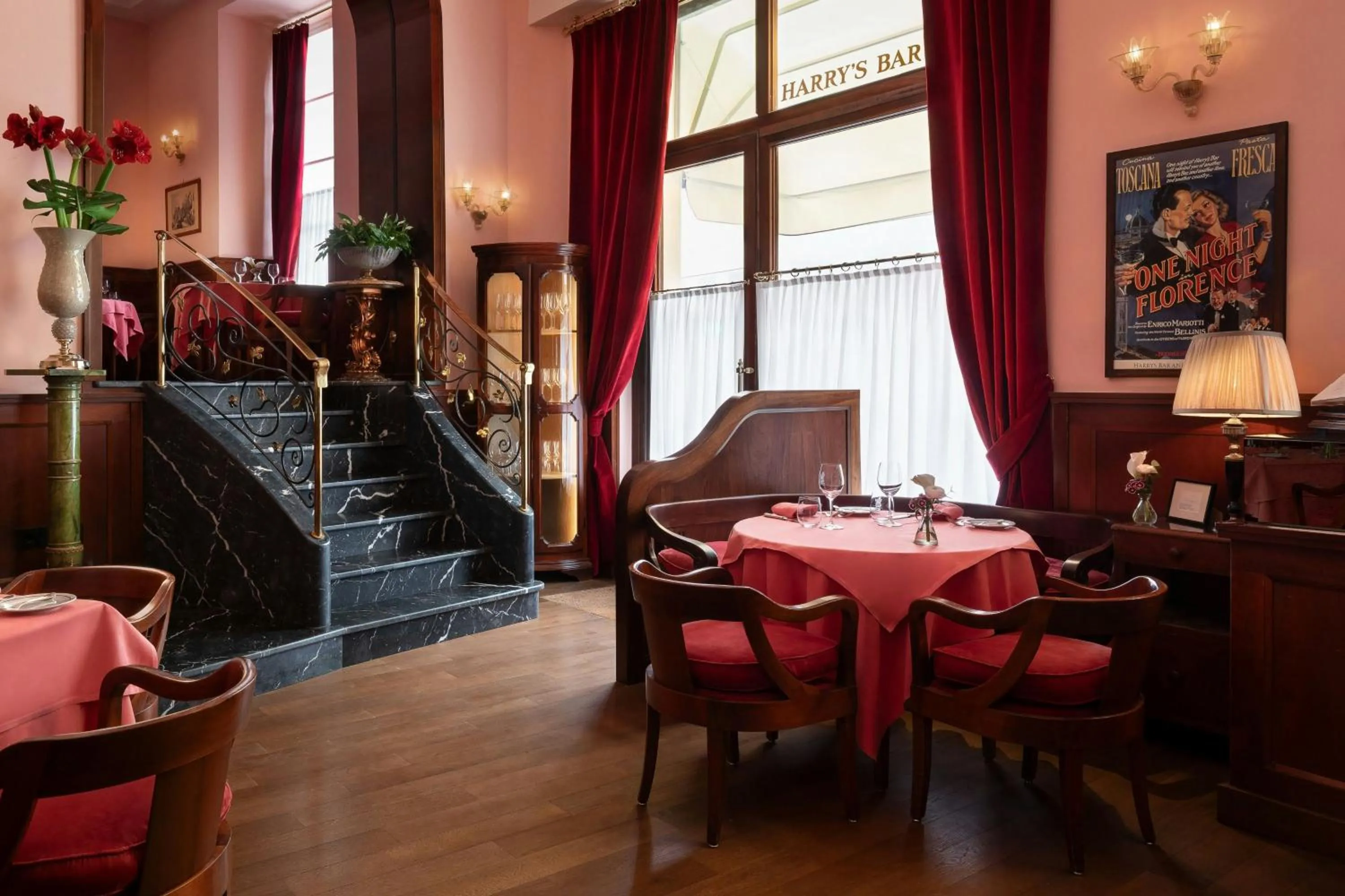 Lounge or bar in Sina Villa Medici, Autograph Collection