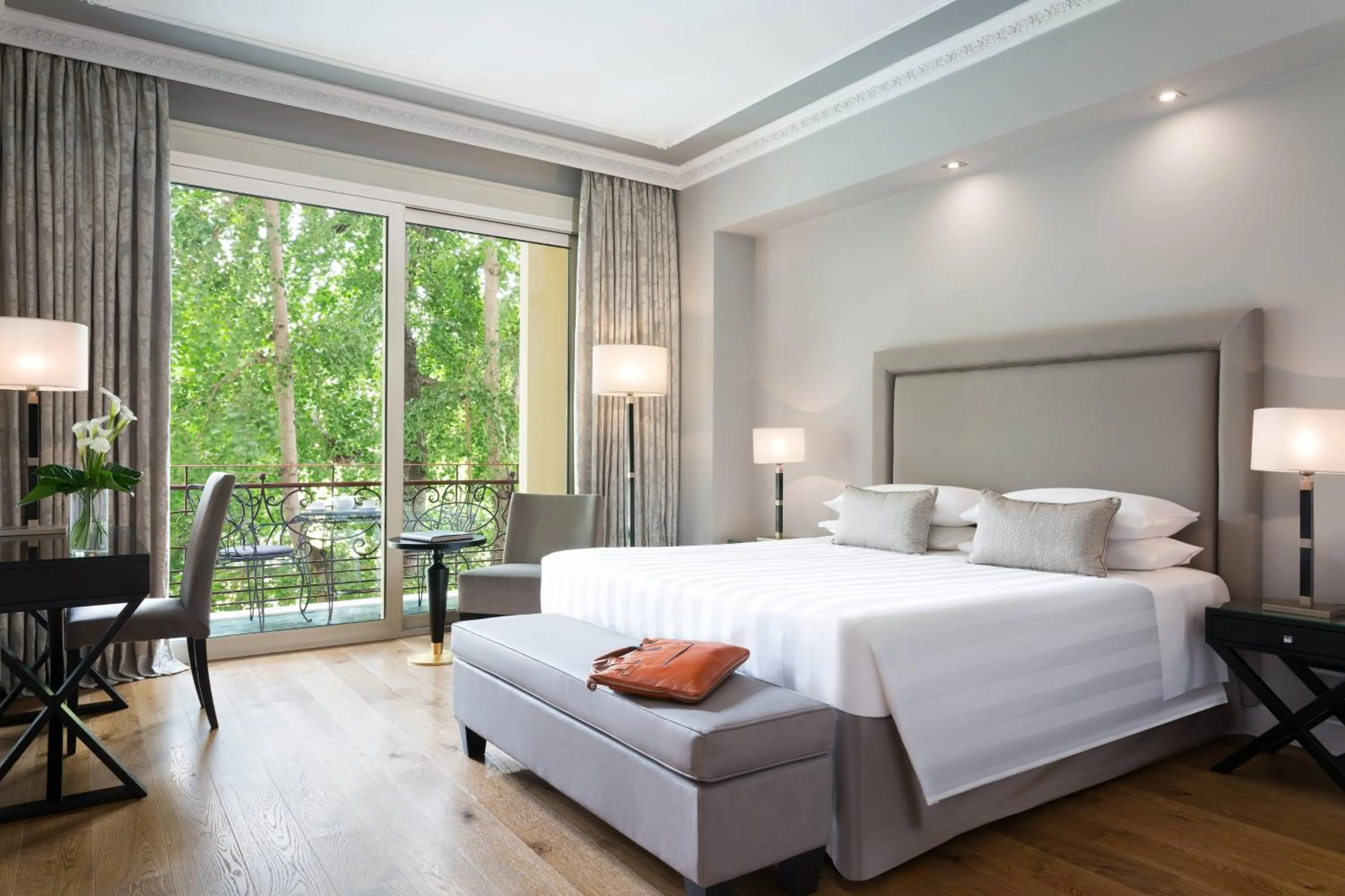 Photo of the whole room, Bed in Sina Villa Medici, Autograph Collection