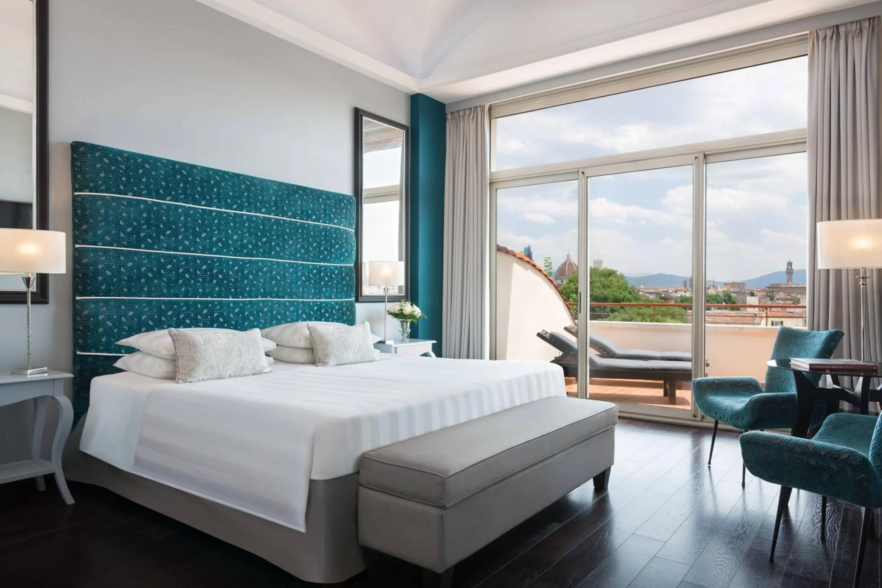 Photo of the whole room, Bed in Sina Villa Medici, Autograph Collection