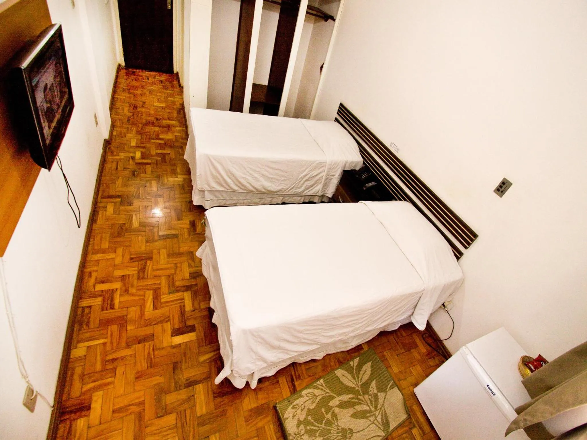 Photo of the whole room, Bed in Turrance White Hotel