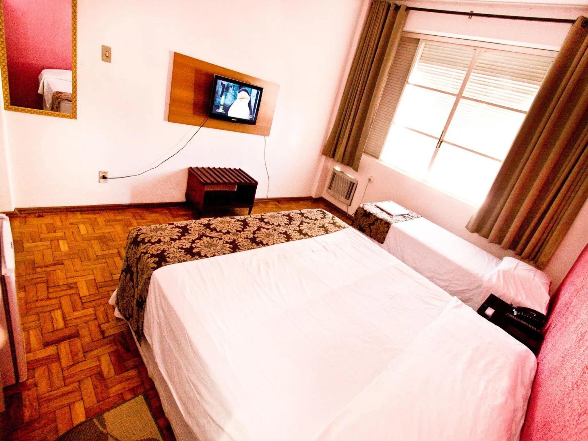 Bed in Turrance White Hotel