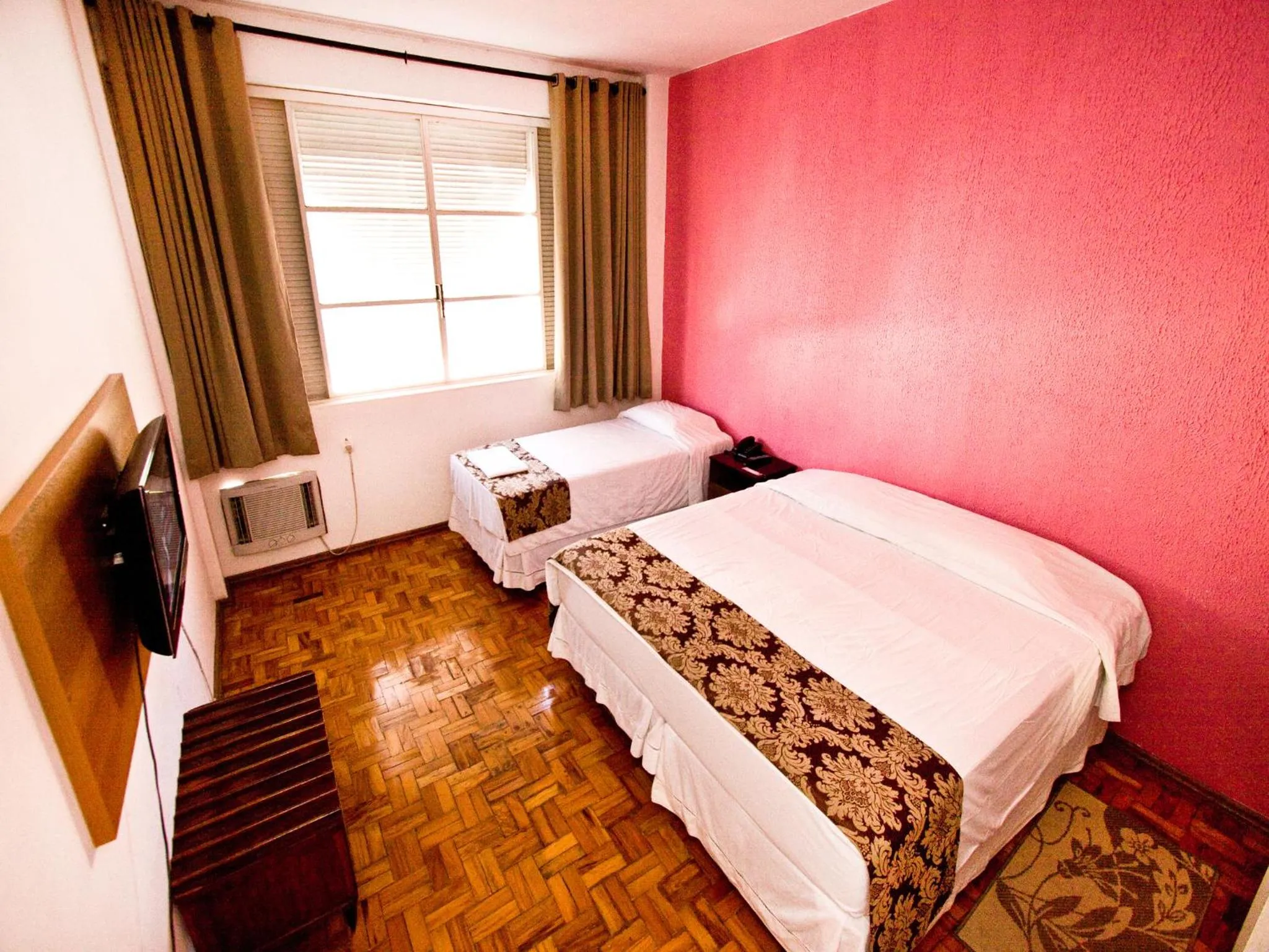 Bed in Turrance White Hotel