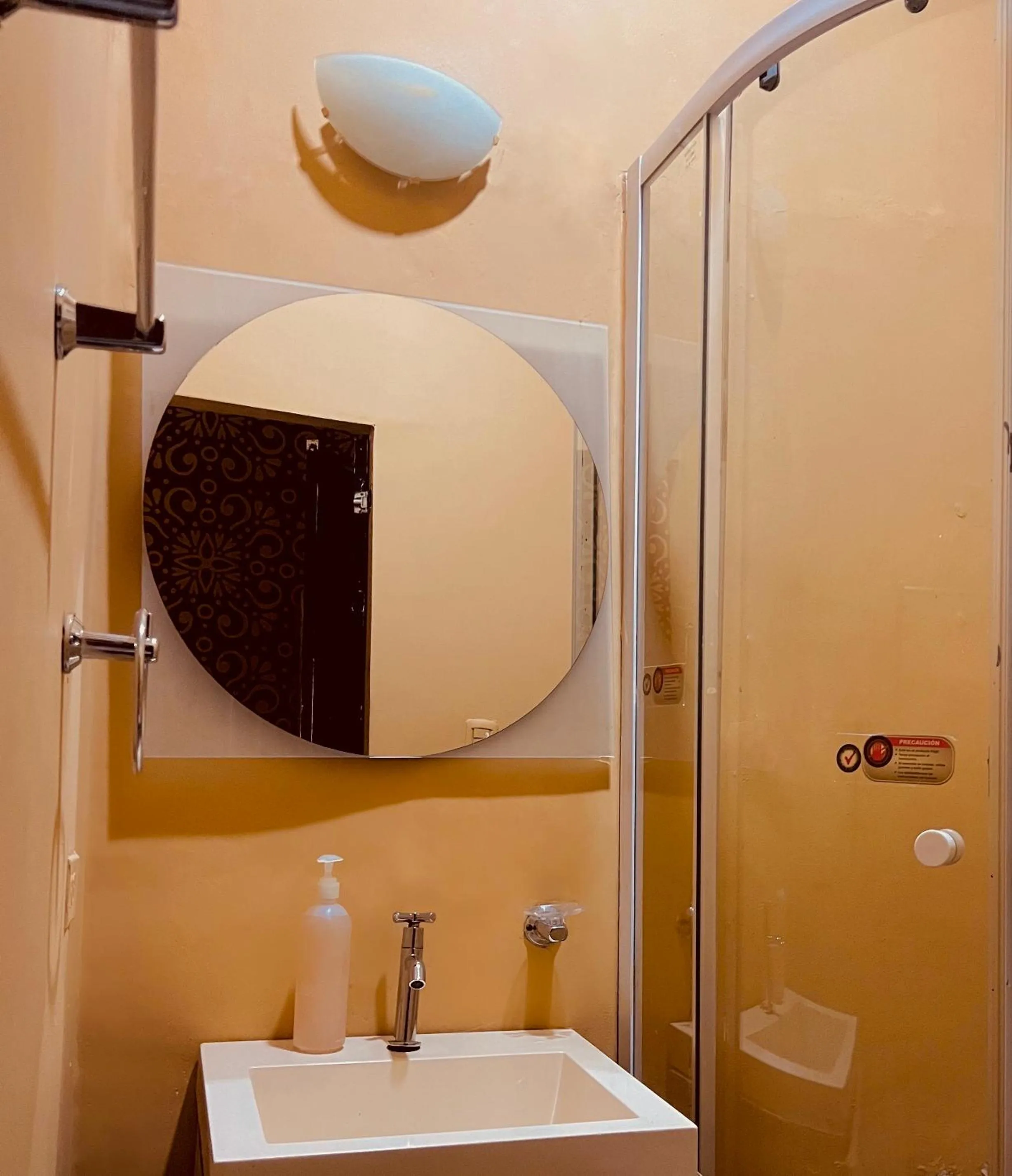 Shower in Seven Nights Hostel Cartagena