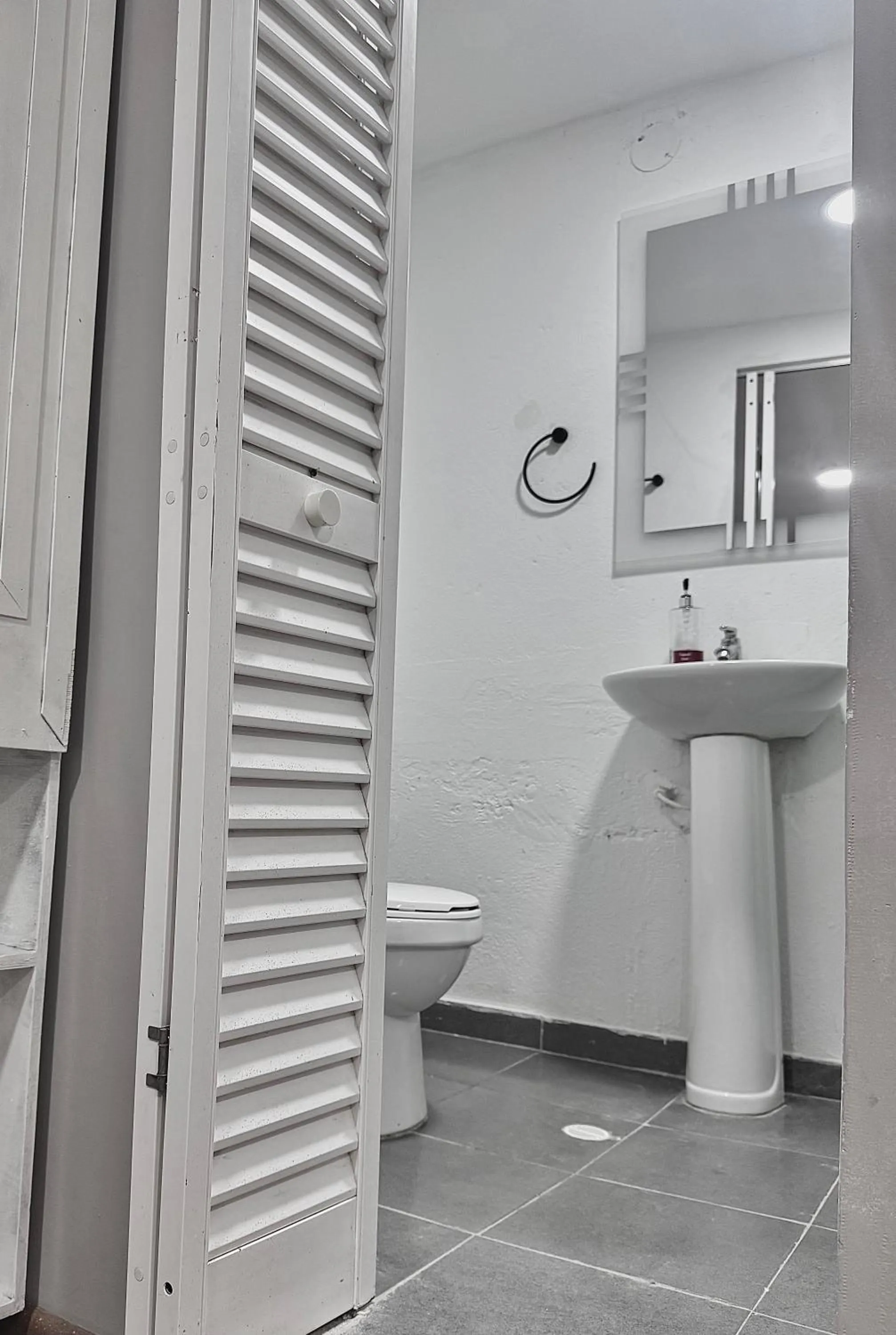 Toilet in Seven Nights Hostel Cartagena