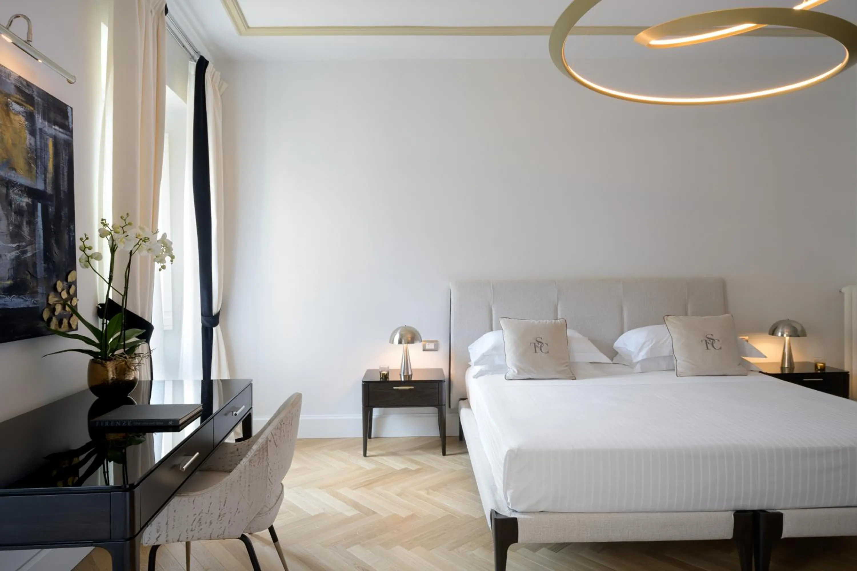 Bed in Tornabuoni Suites Collection Residenza D'Epoca