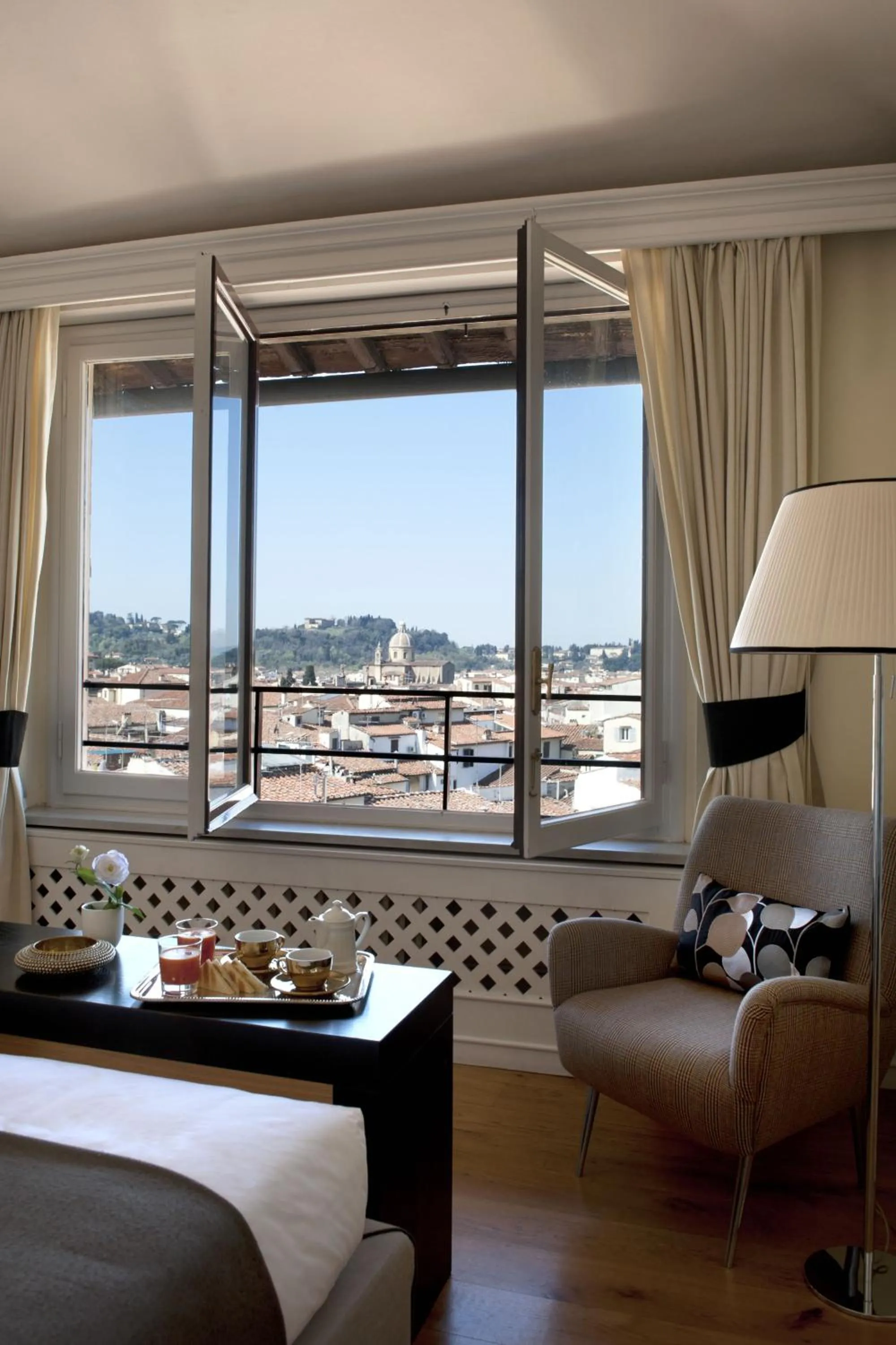 Bed in Tornabuoni Suites Collection Residenza D'Epoca