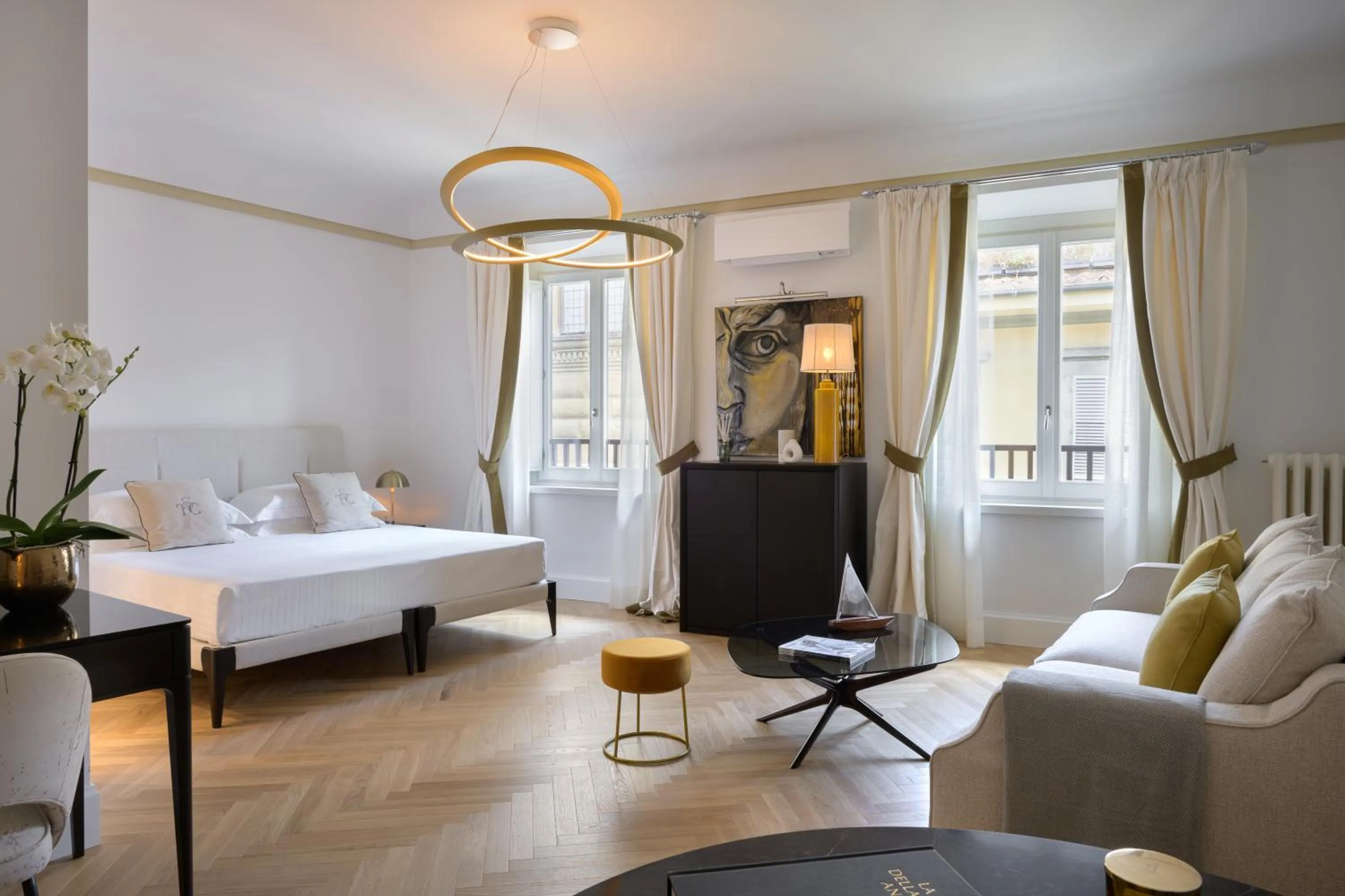 Photo of the whole room, Bed in Tornabuoni Suites Collection Residenza D'Epoca