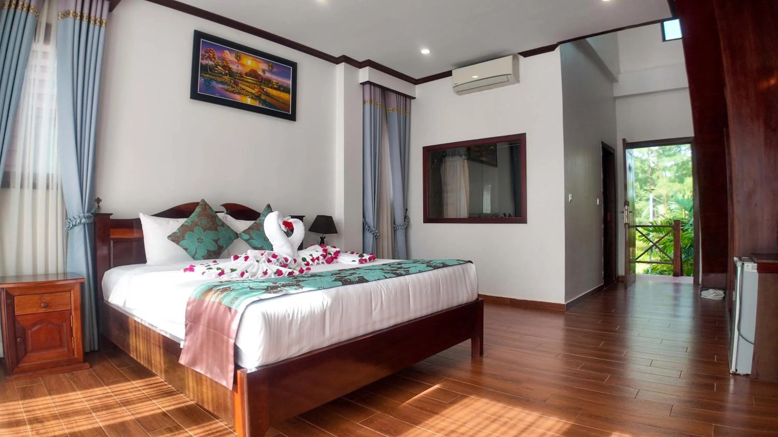 Photo of the whole room, Bed in Lodge Moni Essara Kampot