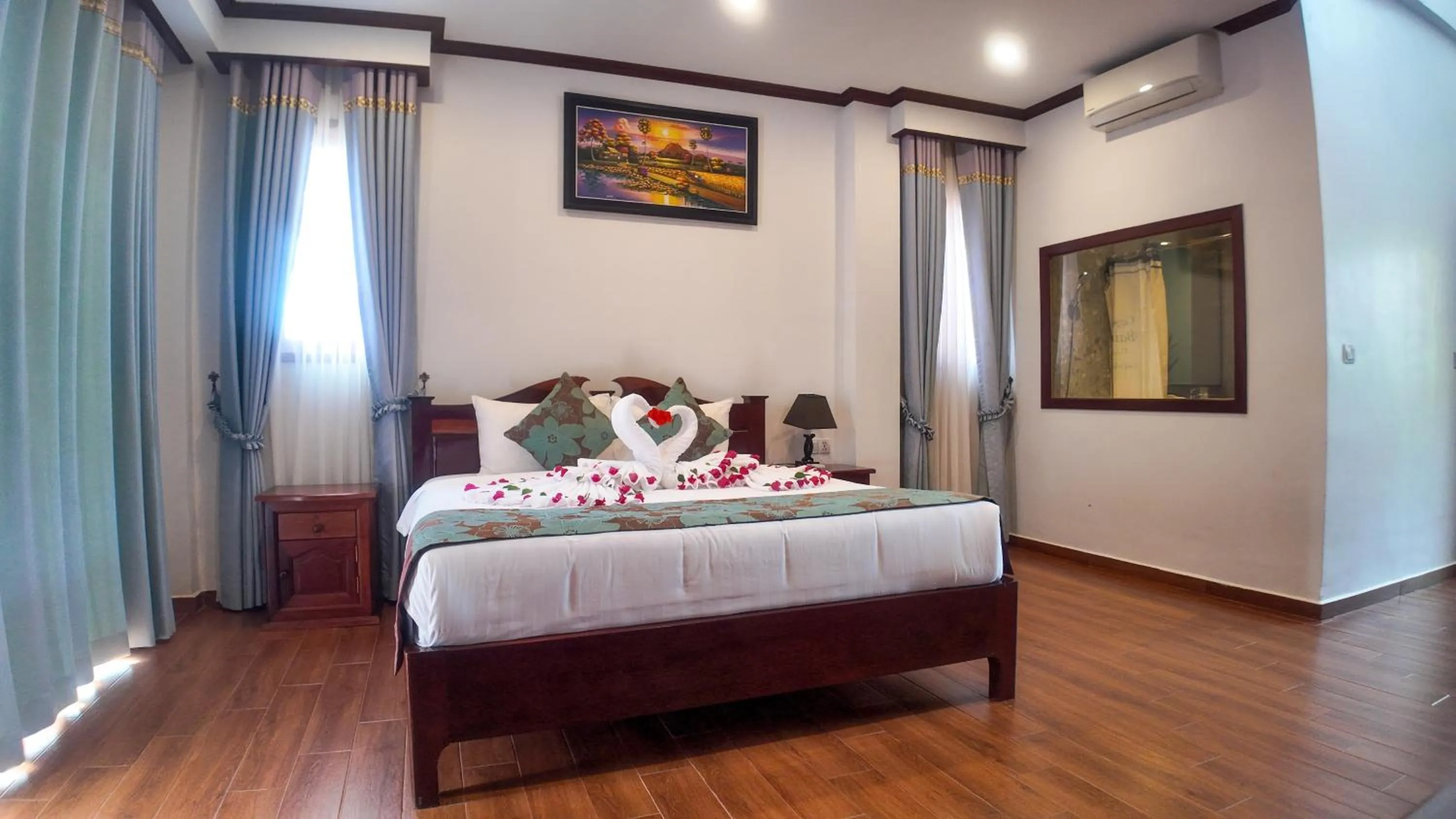 Bathroom, Bed in Lodge Moni Essara Kampot