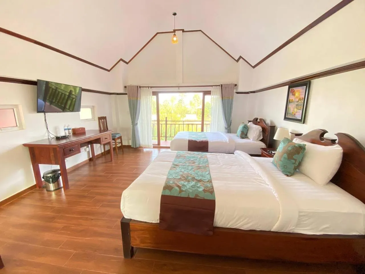 Communal lounge/ TV room, Bed in Lodge Moni Essara Kampot