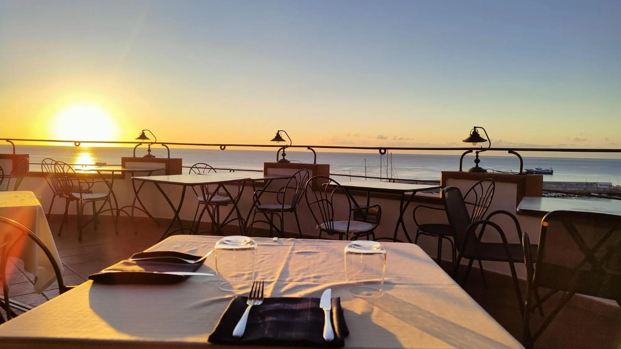 Restaurant/places to eat in BUE MARINO Hotel & Rooftop Bar