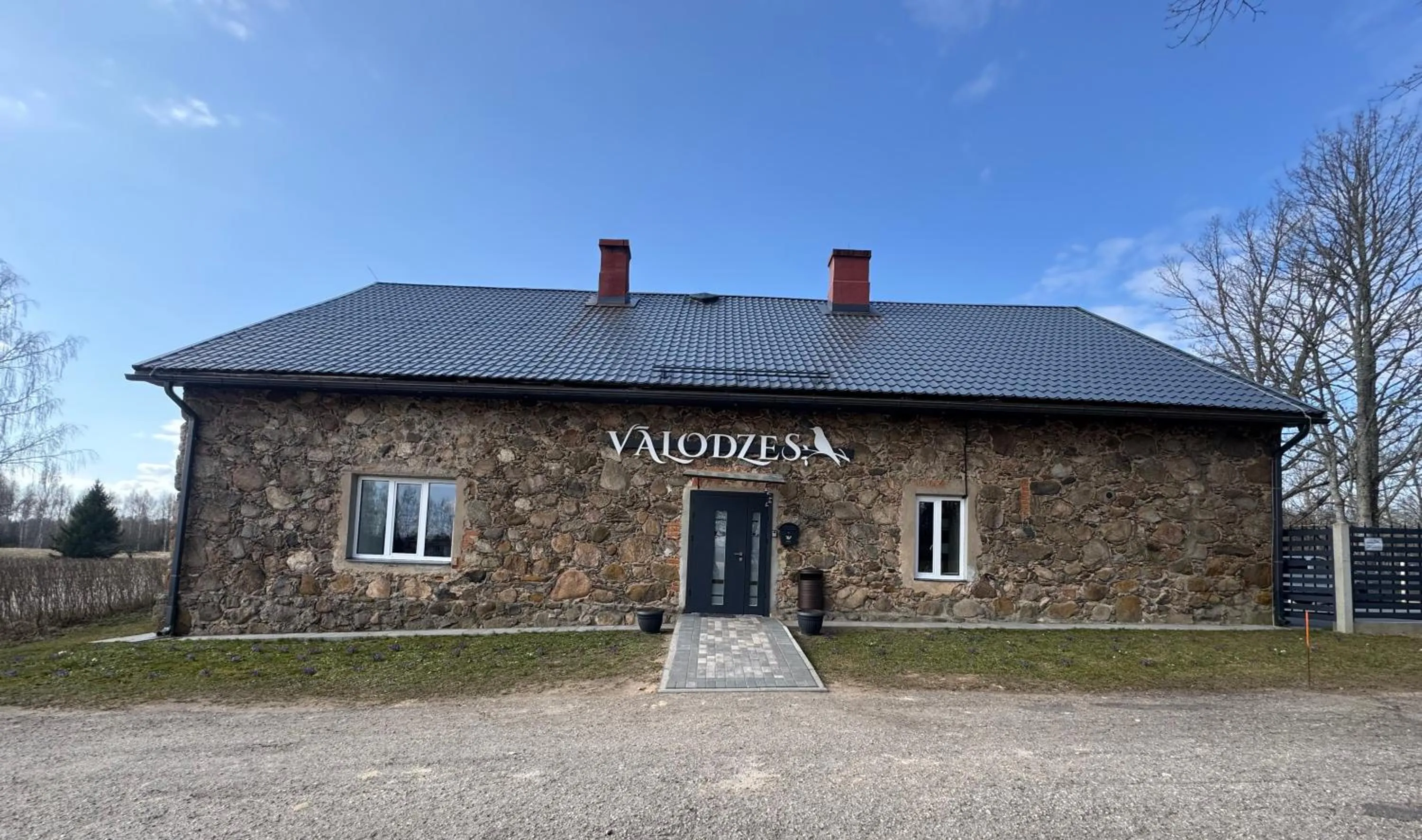 Property building in Viesu māja Vālodzes