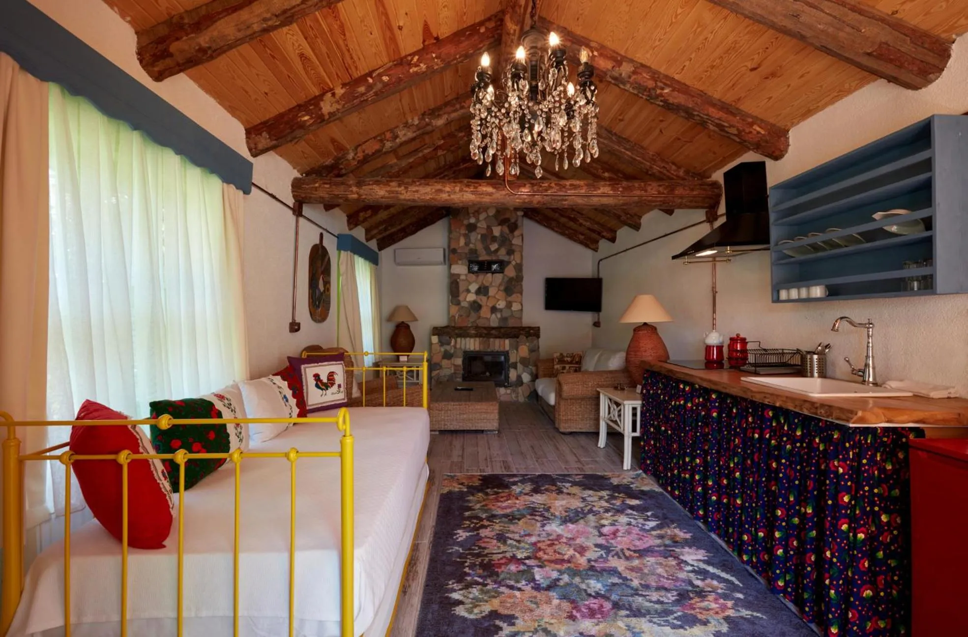 Communal lounge/ TV room in Dachas Cove Hotel