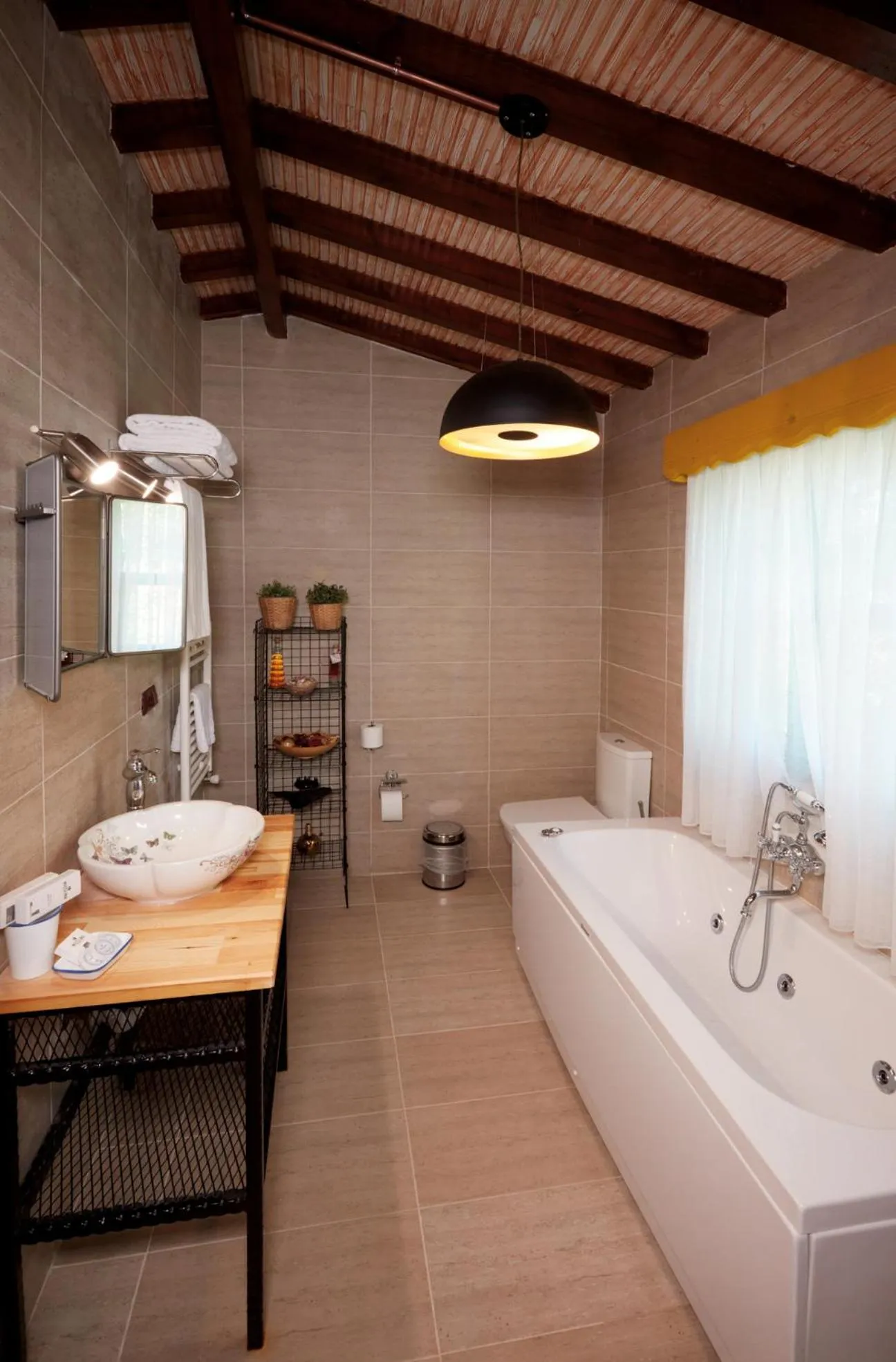 Hot Tub in Dachas Cove Hotel