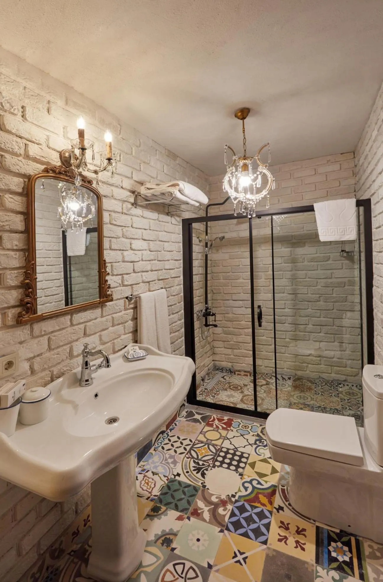 Shower in Dachas Cove Hotel