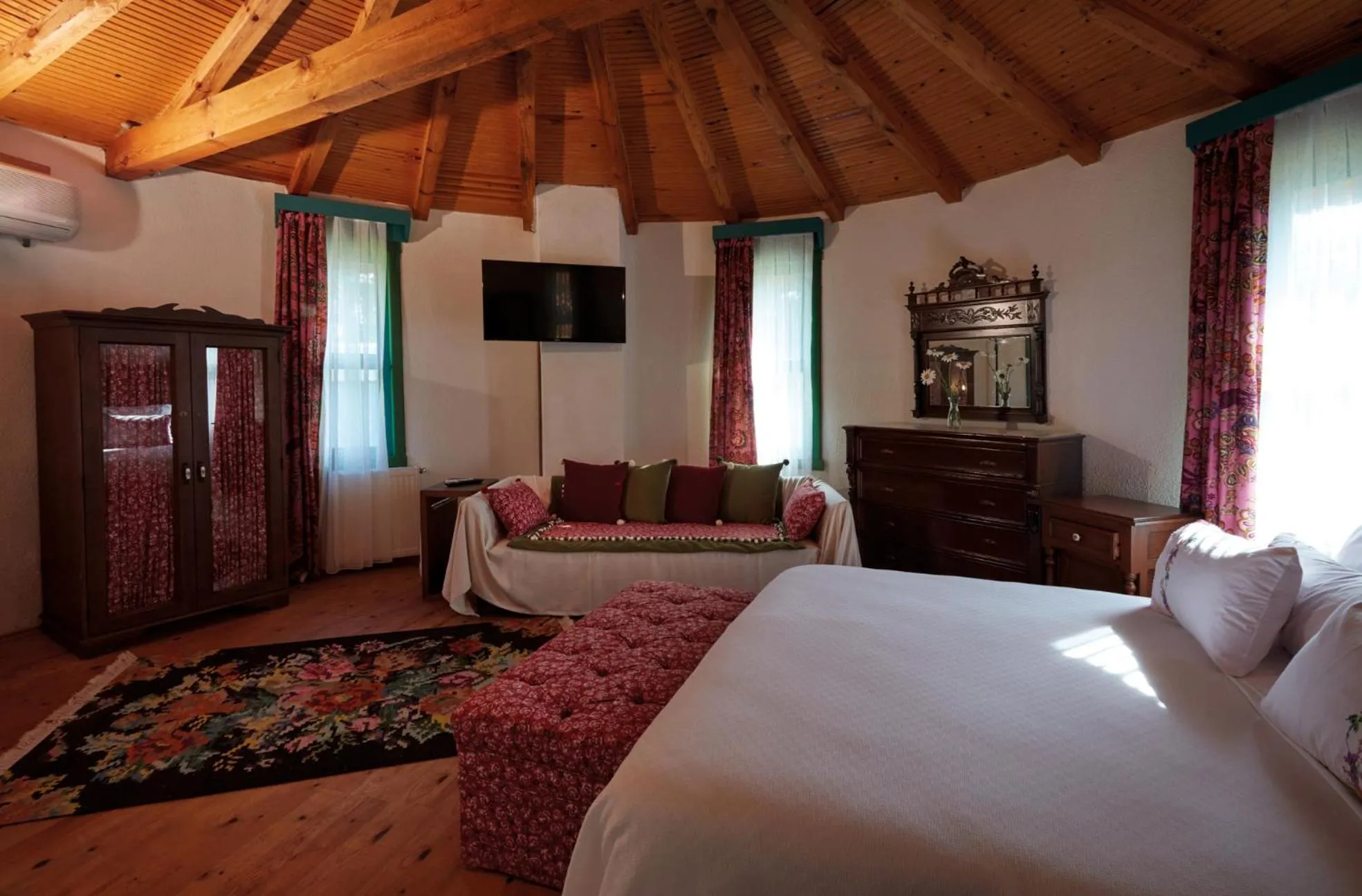 Bed in Dachas Cove Hotel
