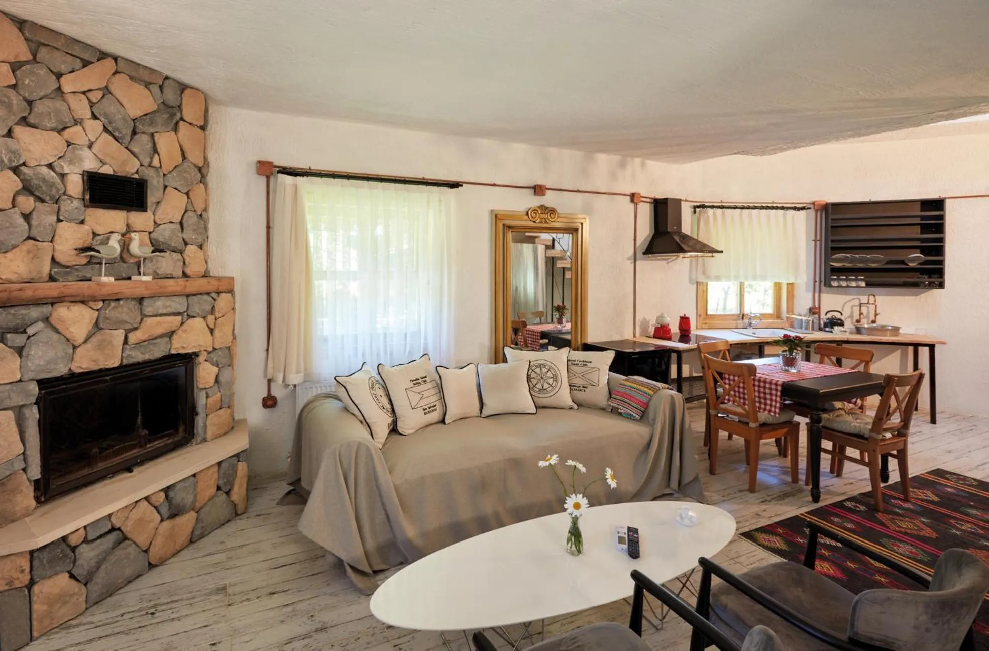 Communal lounge/ TV room in Dachas Cove Hotel