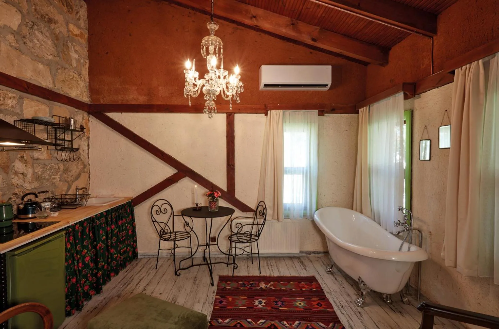 Bath, Bed in Dachas Cove Hotel