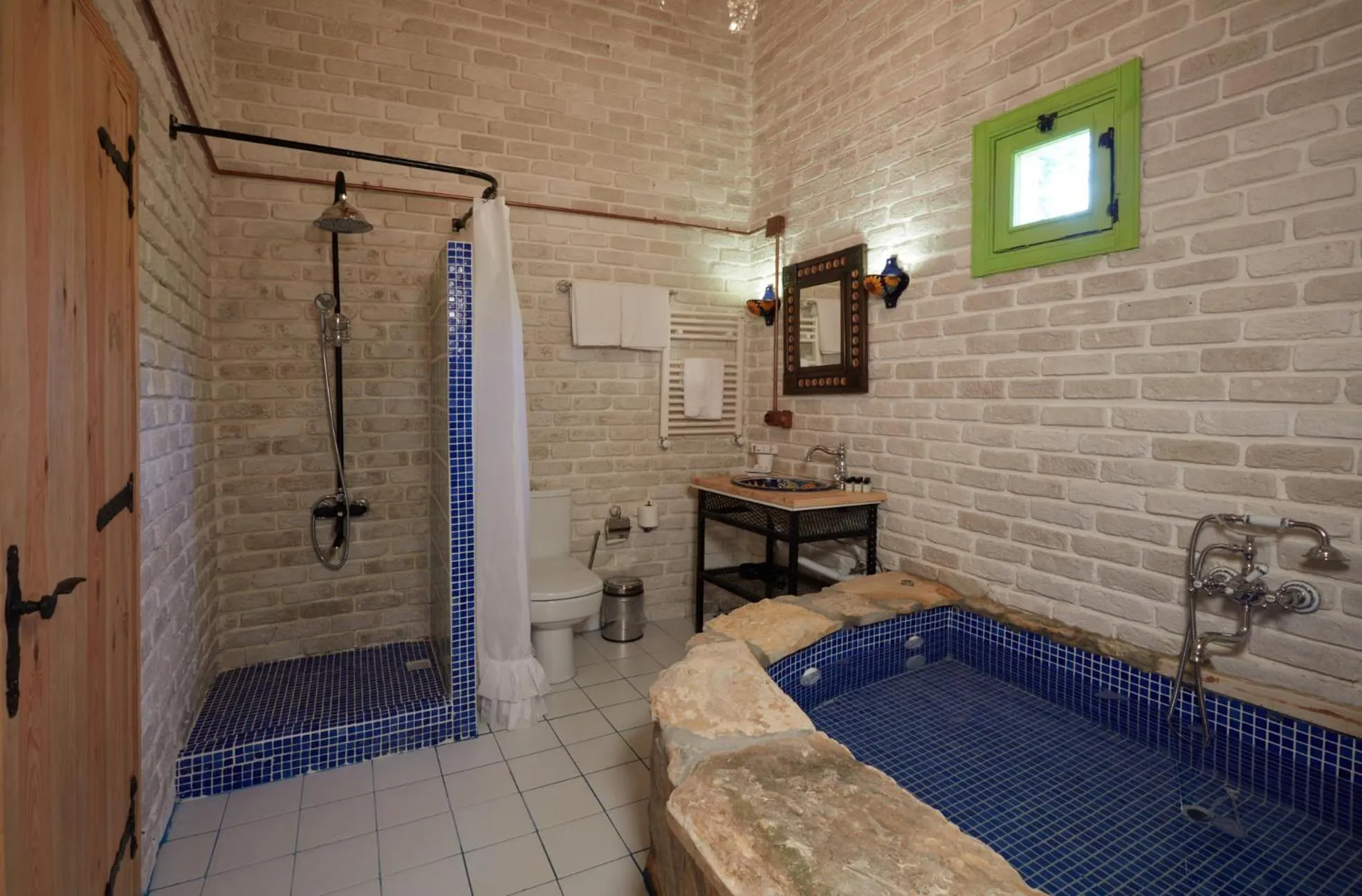 Shower in Dachas Cove Hotel