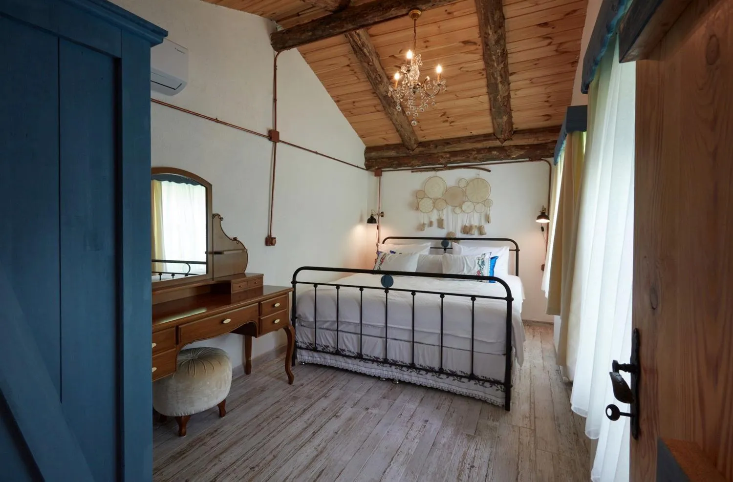 Bed in Dachas Cove Hotel