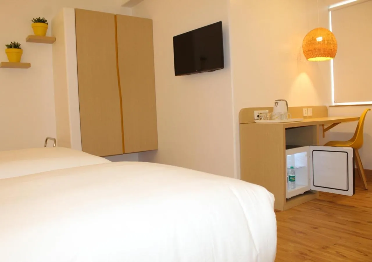 Bed in Bloom Hotel - Brookefield