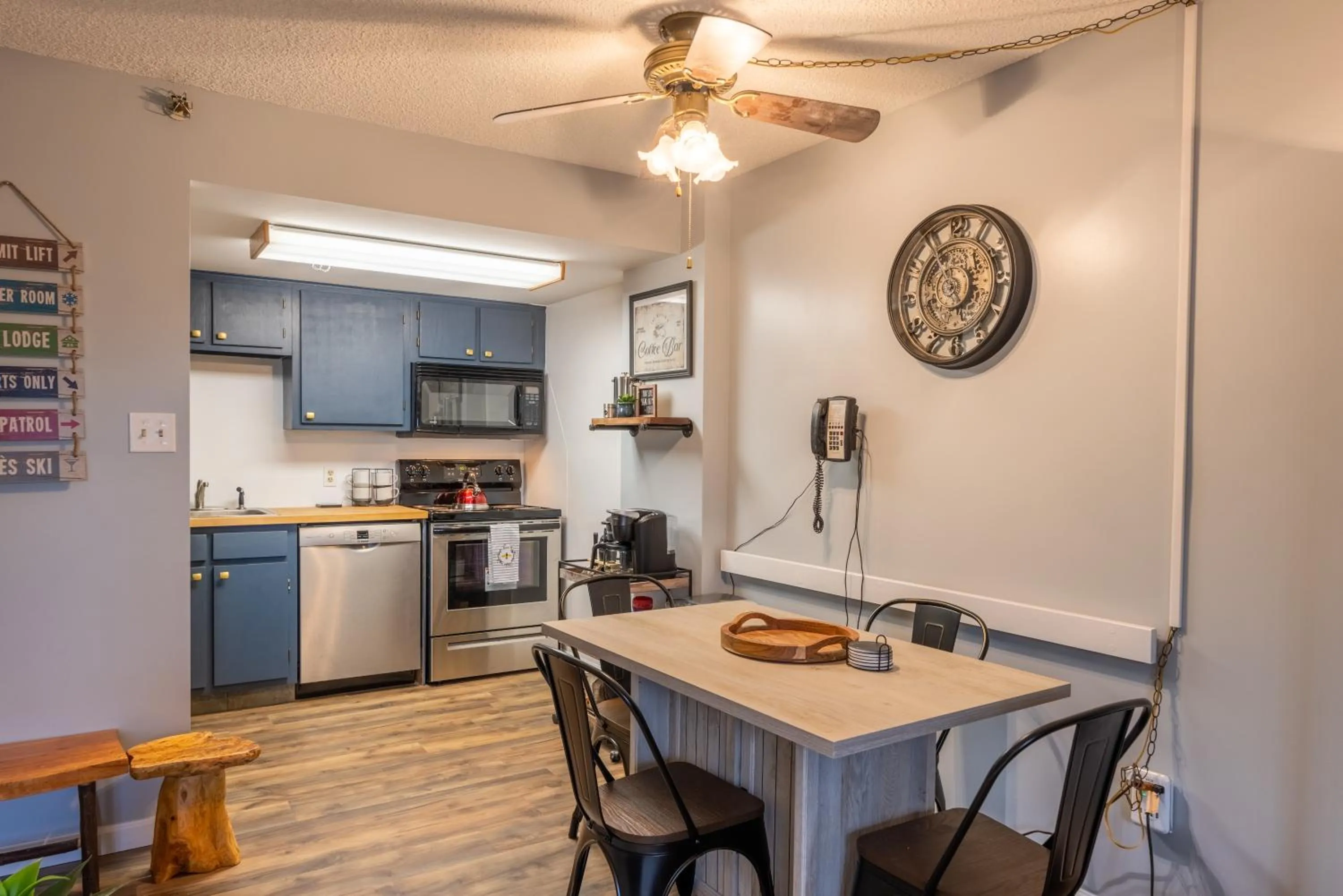 Kitchen or kitchenette in Snowshoe Ski-in & Ski-out at Silvercreek Resort - Family friendly, jacuzzi, hot tub, mountain views