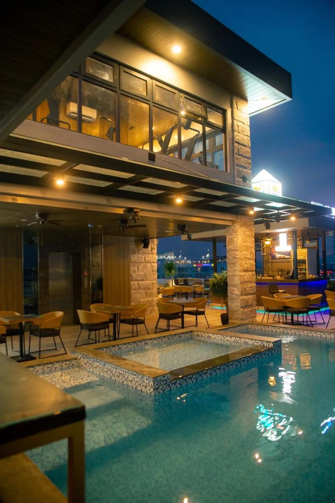 Property building in El Vistra Hotel Angeles