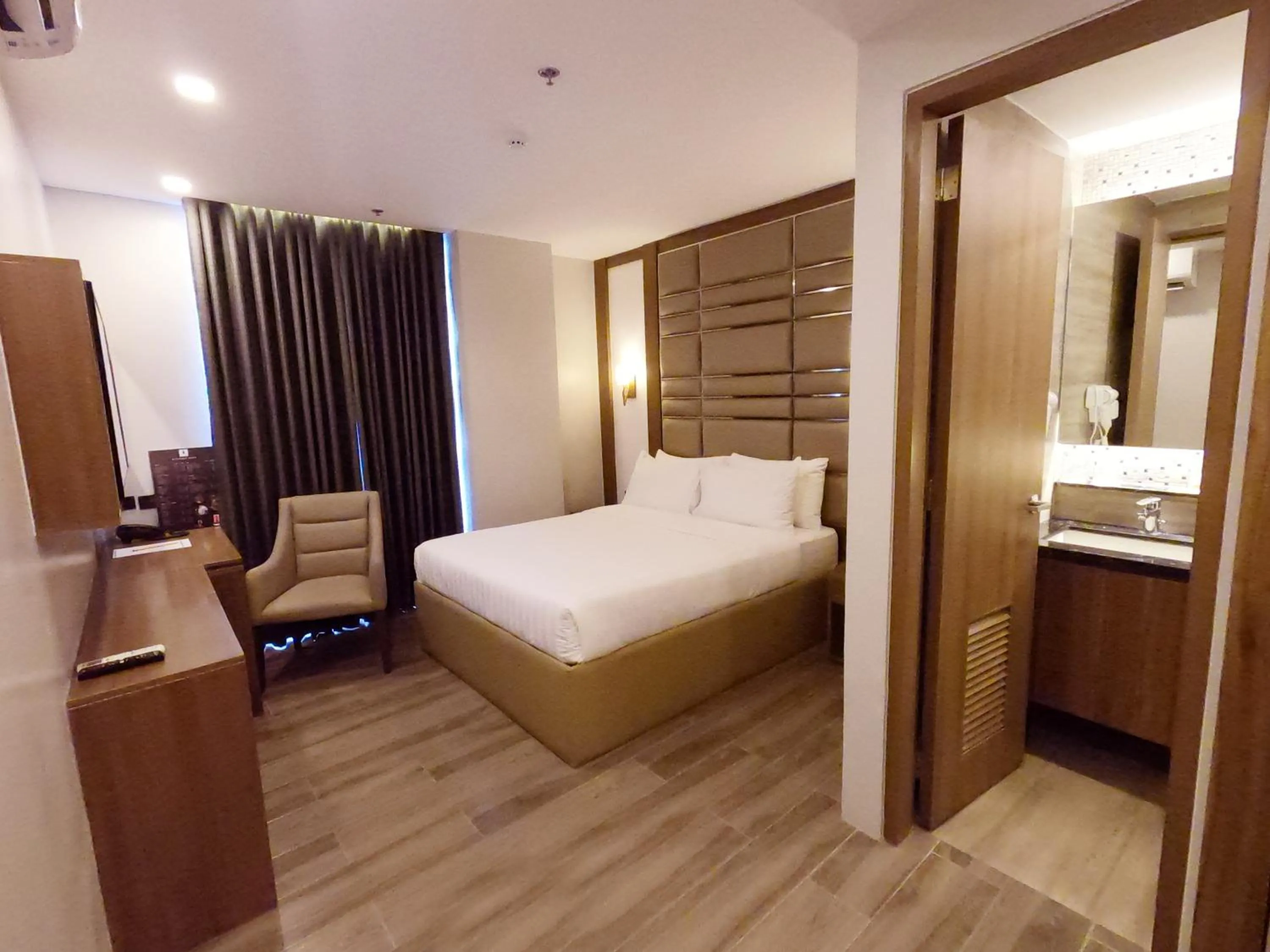 Bed in El Vistra Hotel Angeles