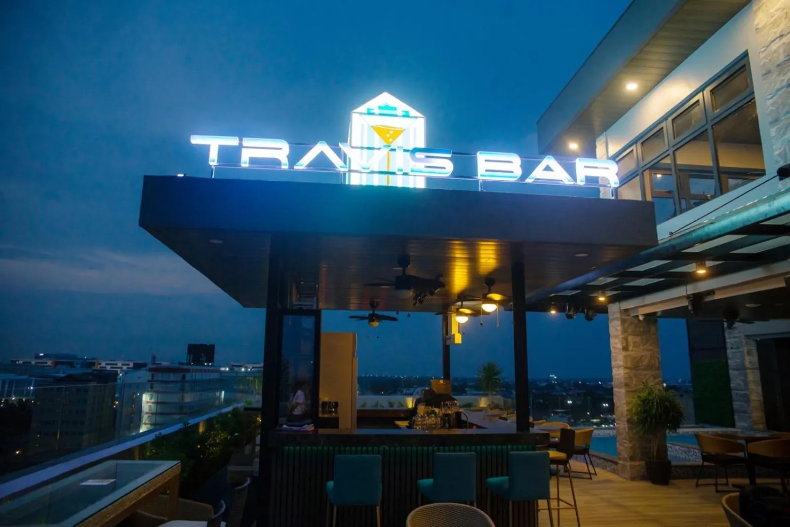 Nightclub / DJ in El Vistra Hotel Angeles