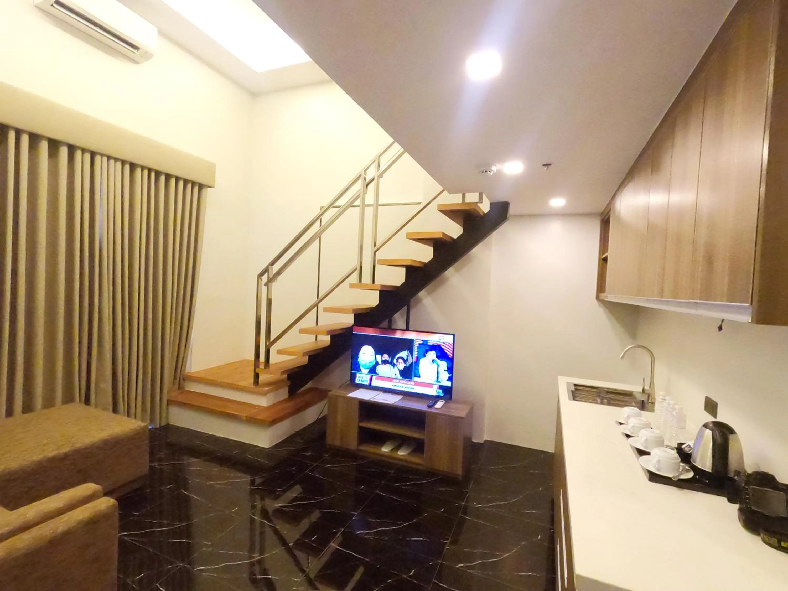 TV and multimedia in El Vistra Hotel Angeles