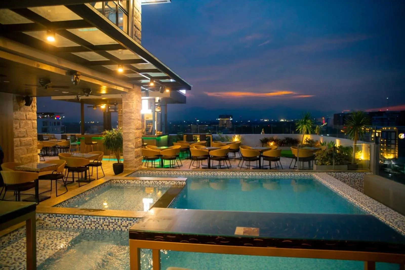 Patio in El Vistra Hotel Angeles