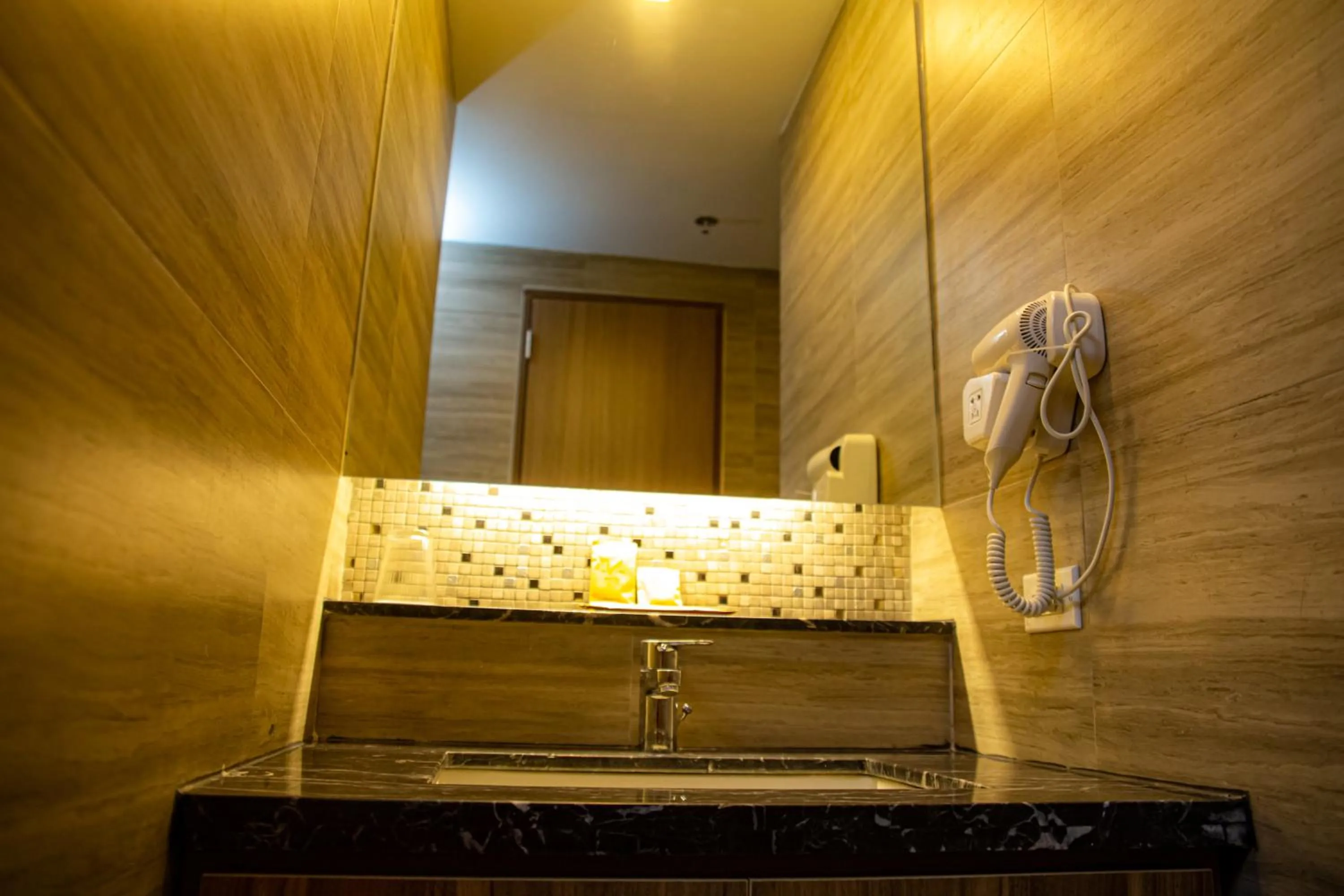 Bathroom in El Vistra Hotel Angeles