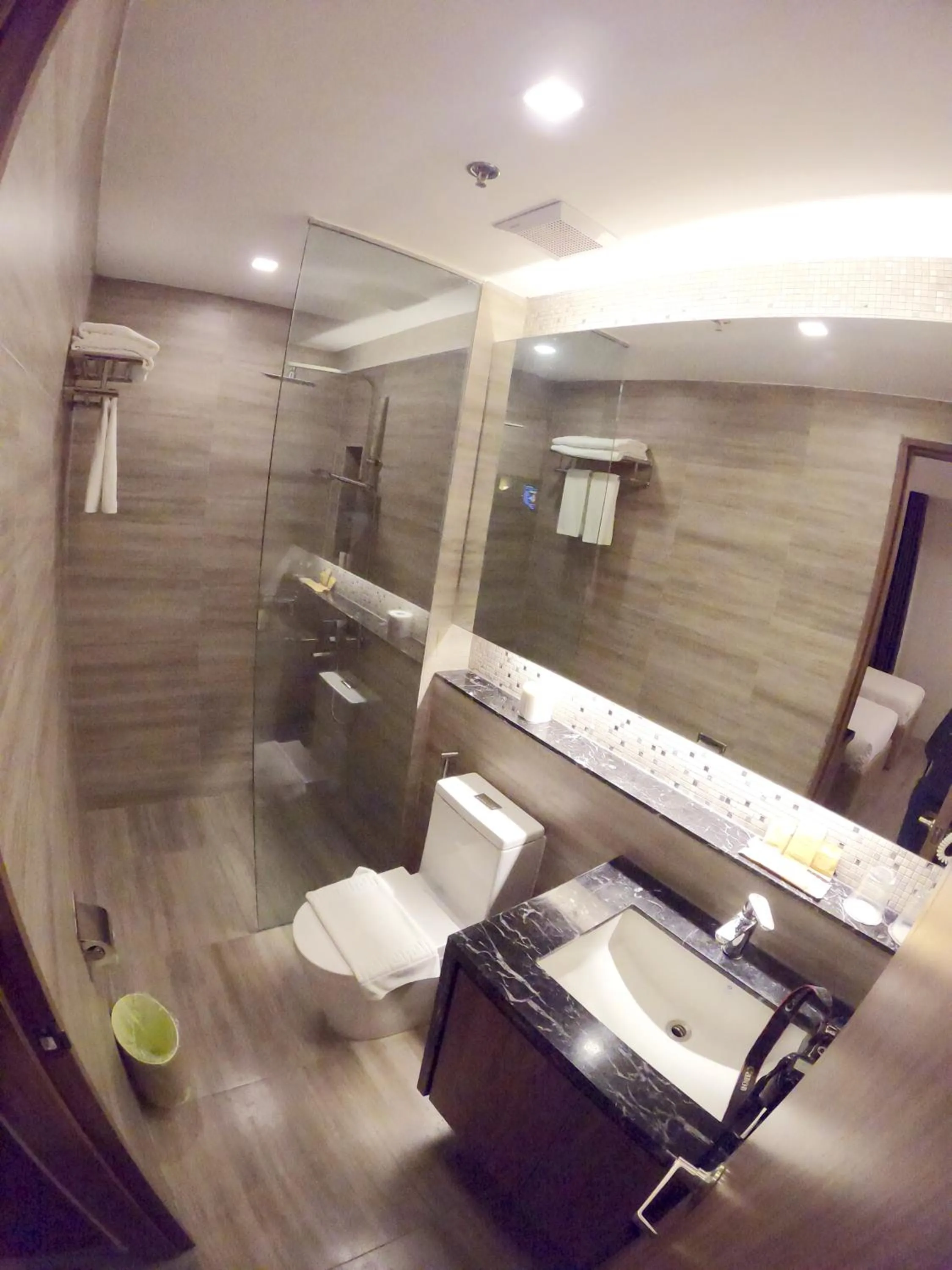 Shower in El Vistra Hotel Angeles