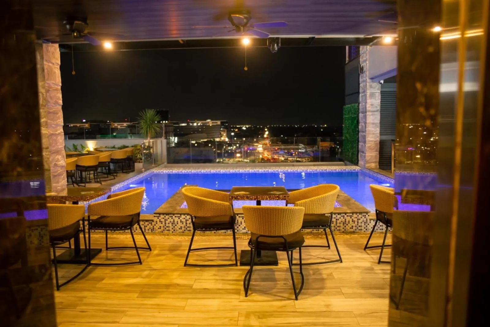 Patio in El Vistra Hotel Angeles