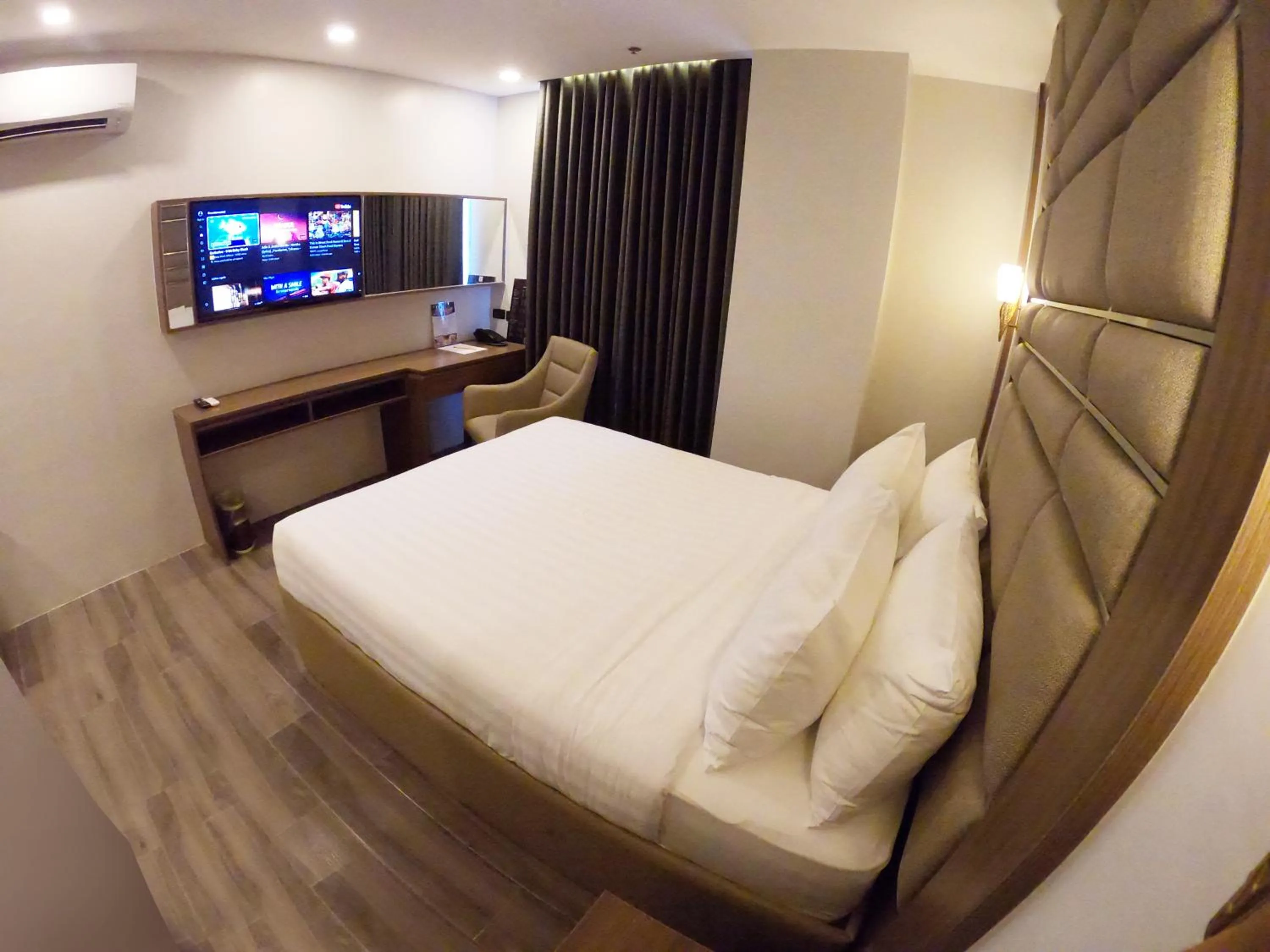 Bed in El Vistra Hotel Angeles