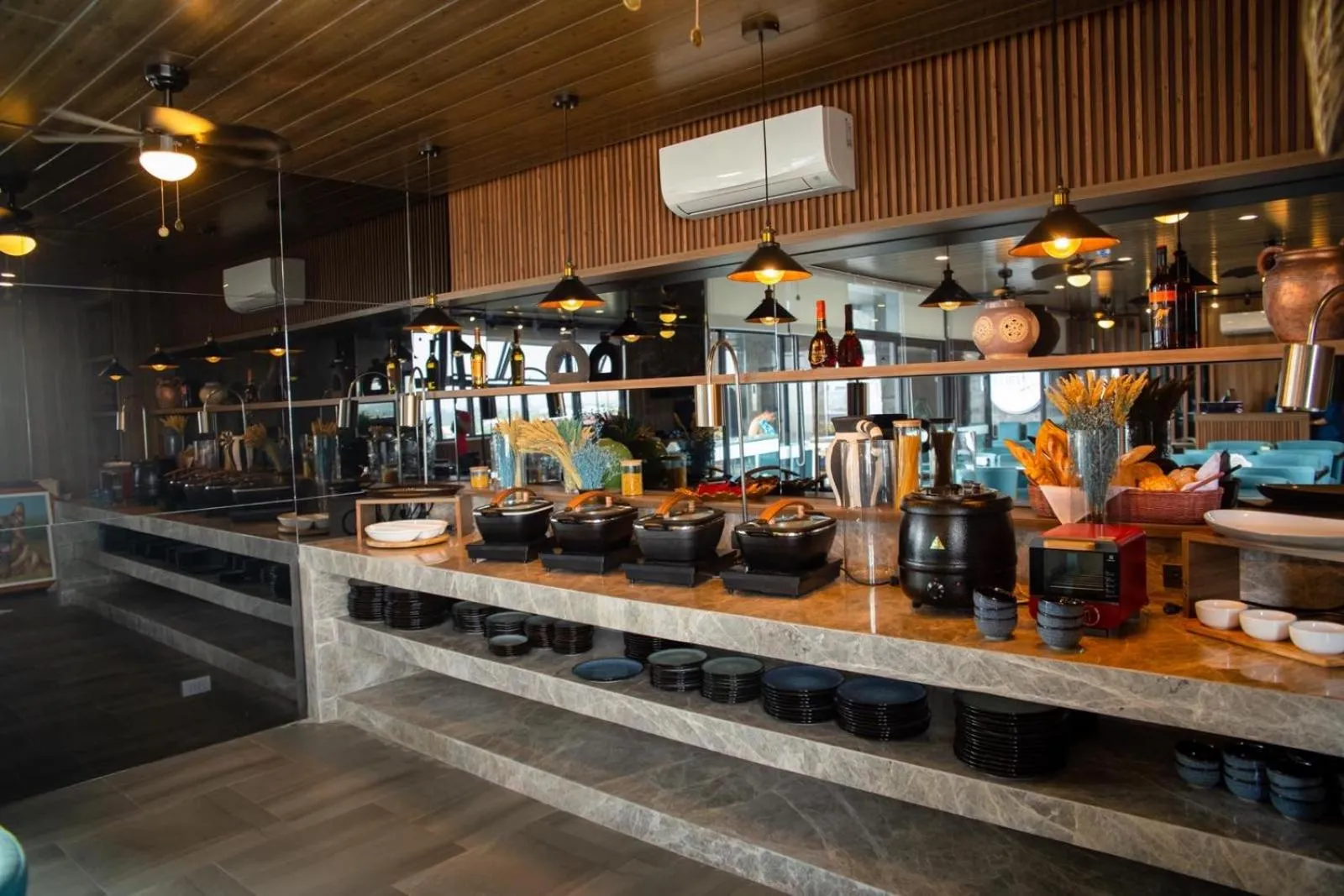 Restaurant/places to eat in El Vistra Hotel Angeles