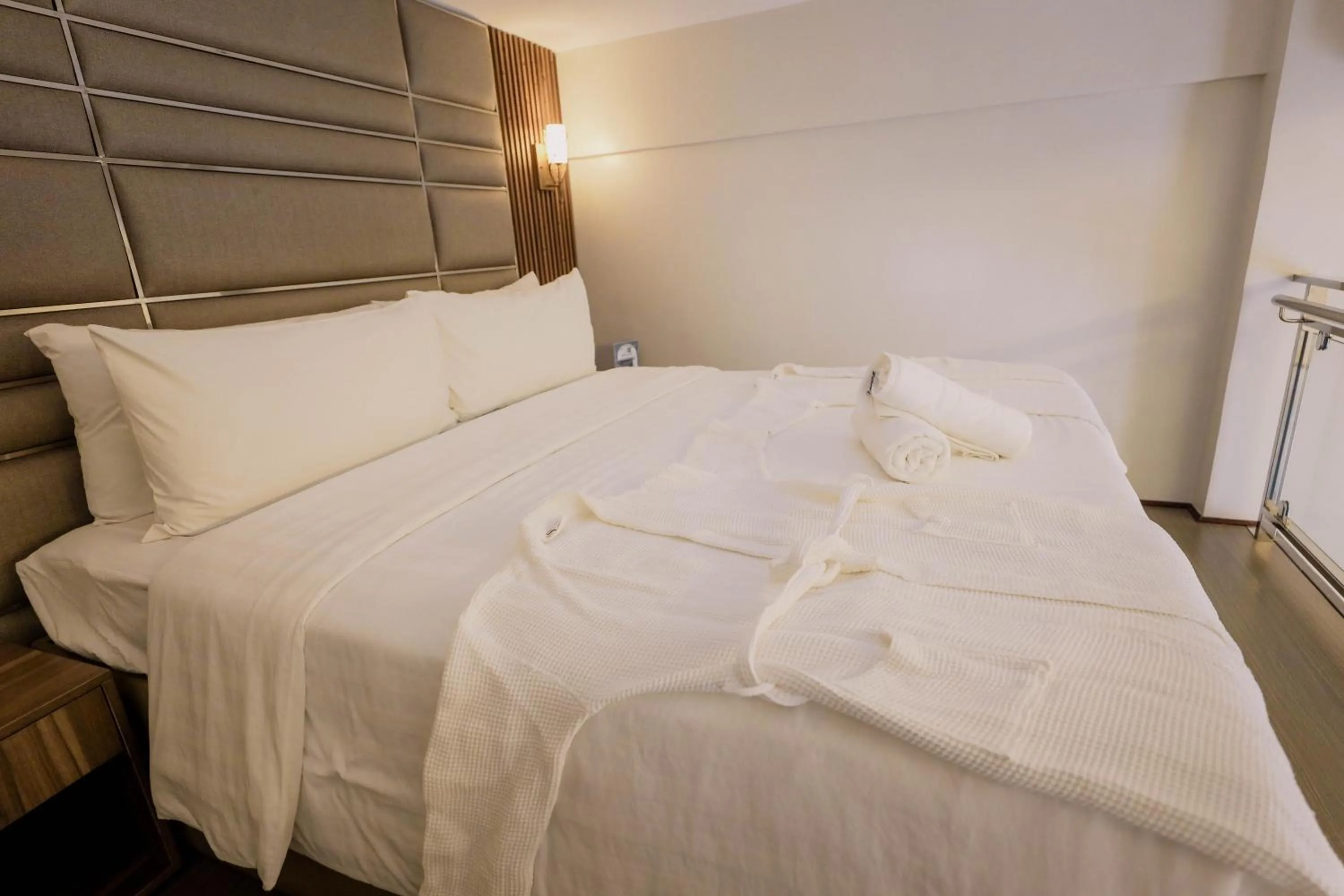 Bed in El Vistra Hotel Angeles