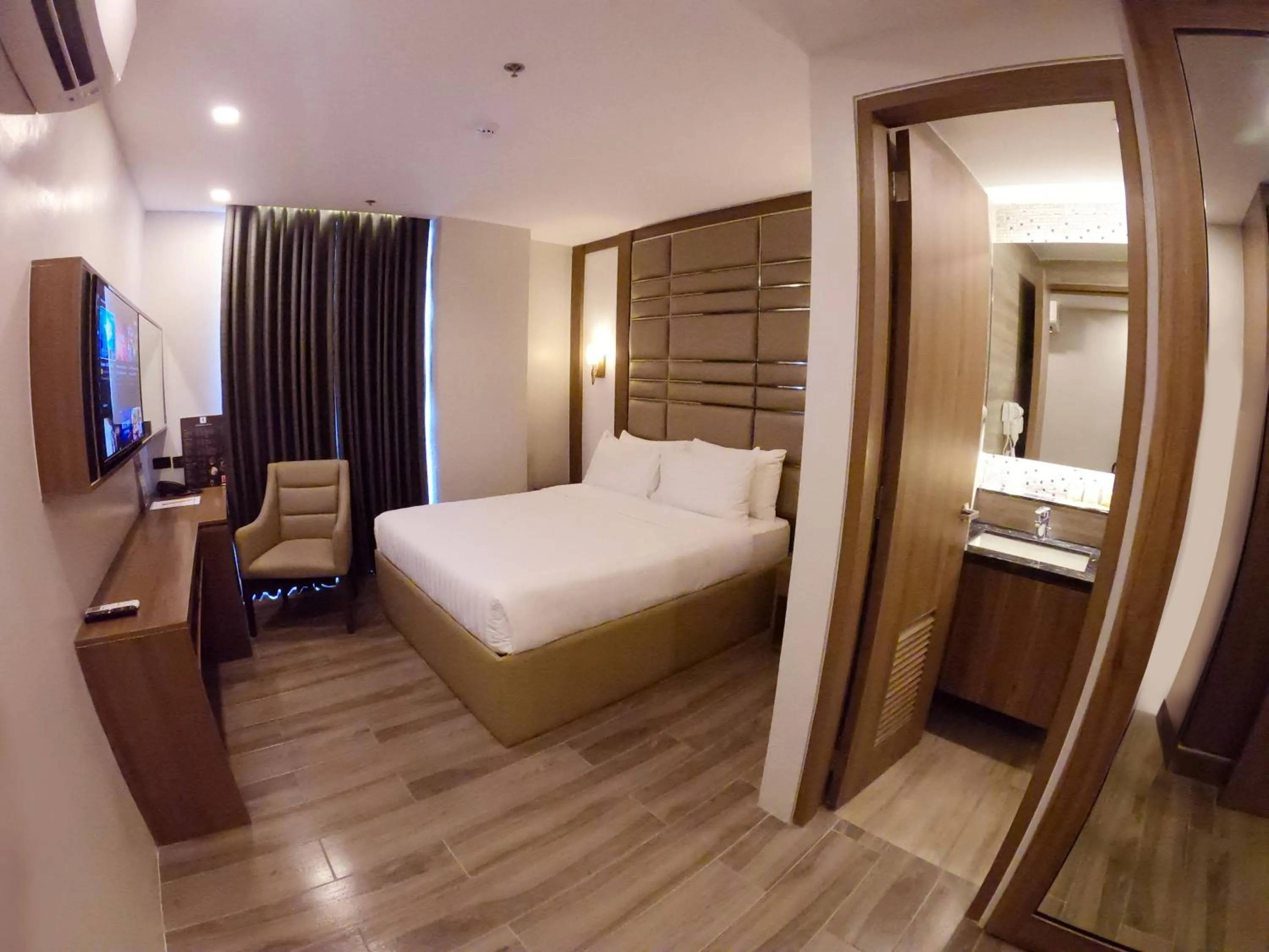 Bed in El Vistra Hotel Angeles