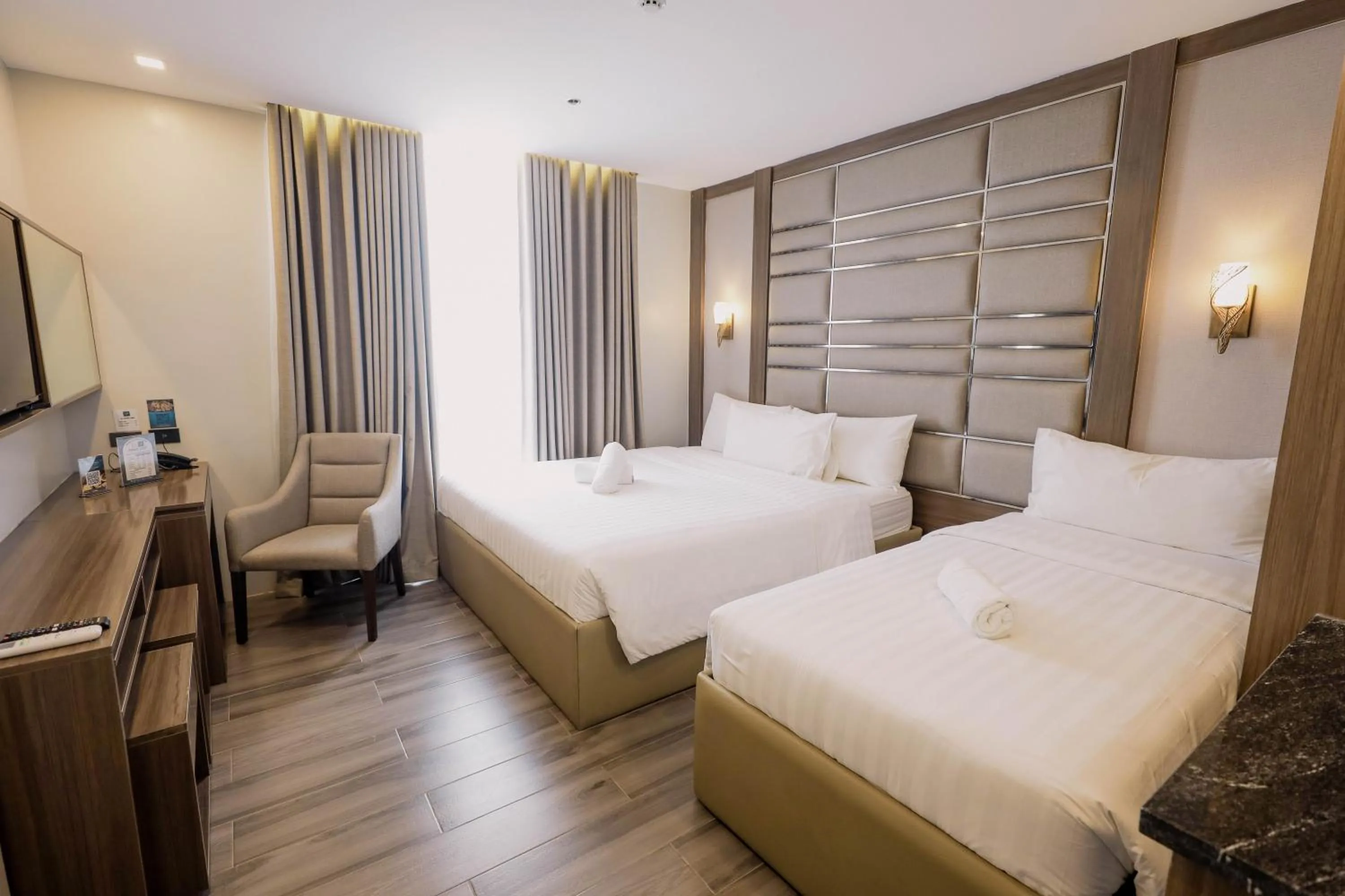 Photo of the whole room, Bed in El Vistra Hotel Angeles