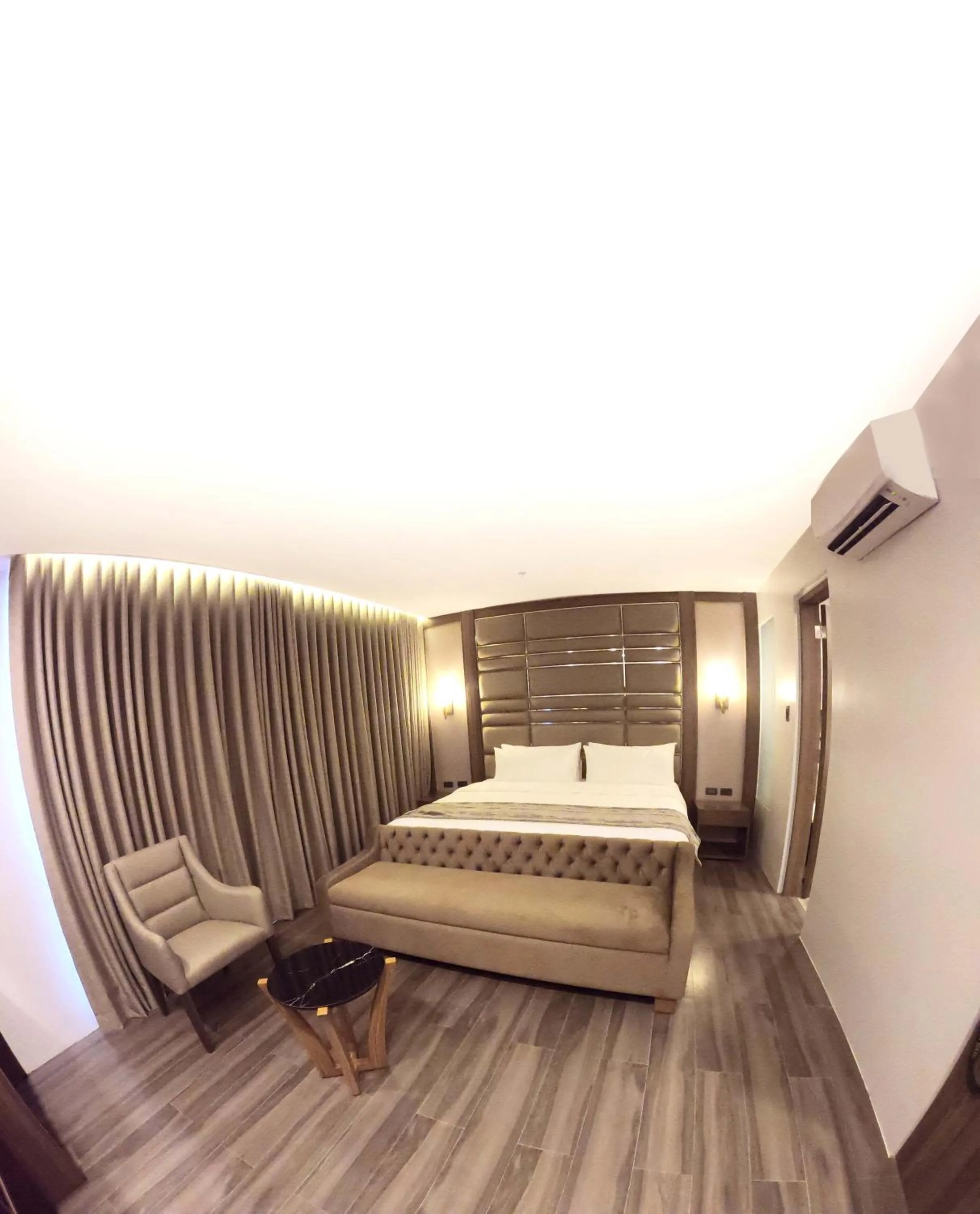 Bed in El Vistra Hotel Angeles