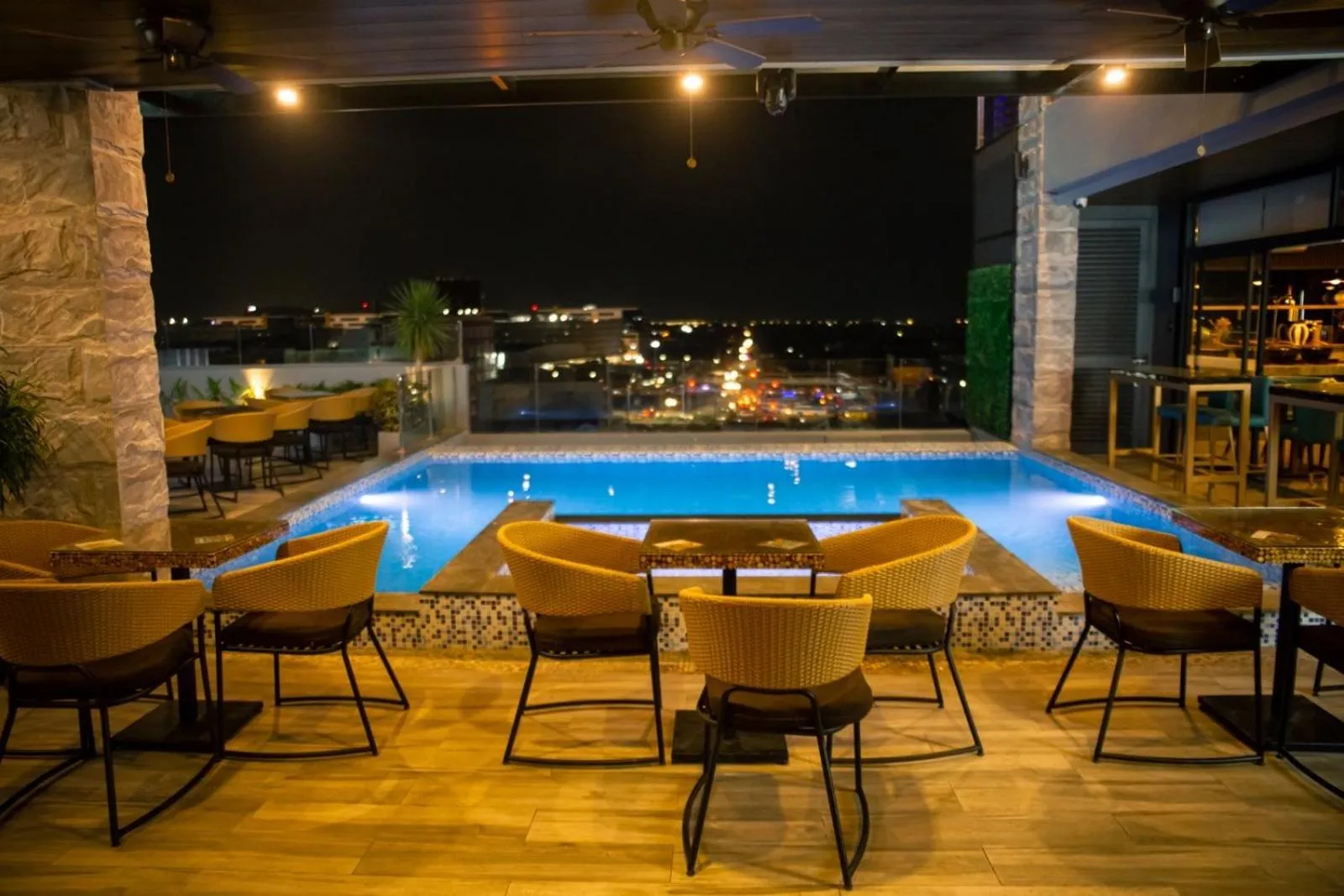 Patio in El Vistra Hotel Angeles