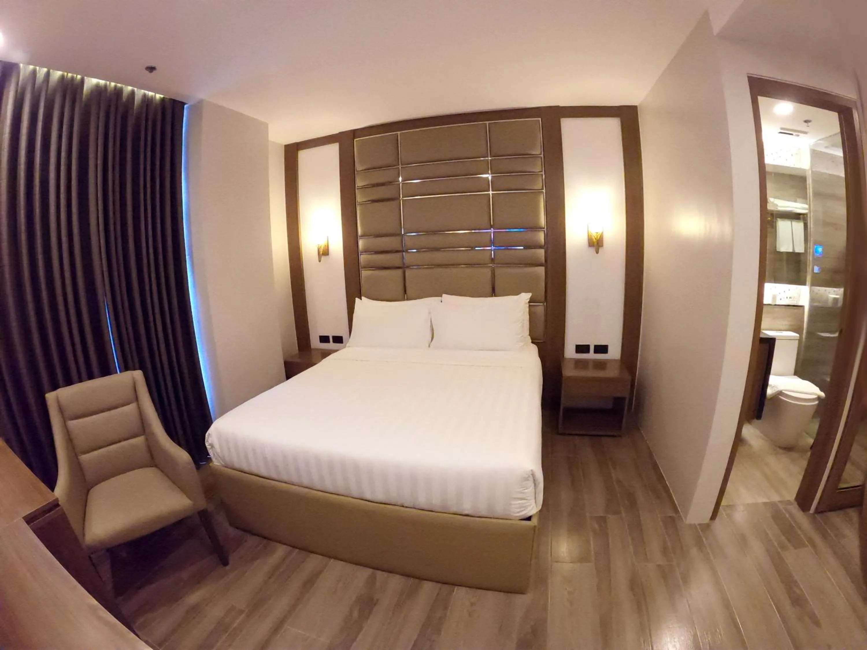 Bed in El Vistra Hotel Angeles