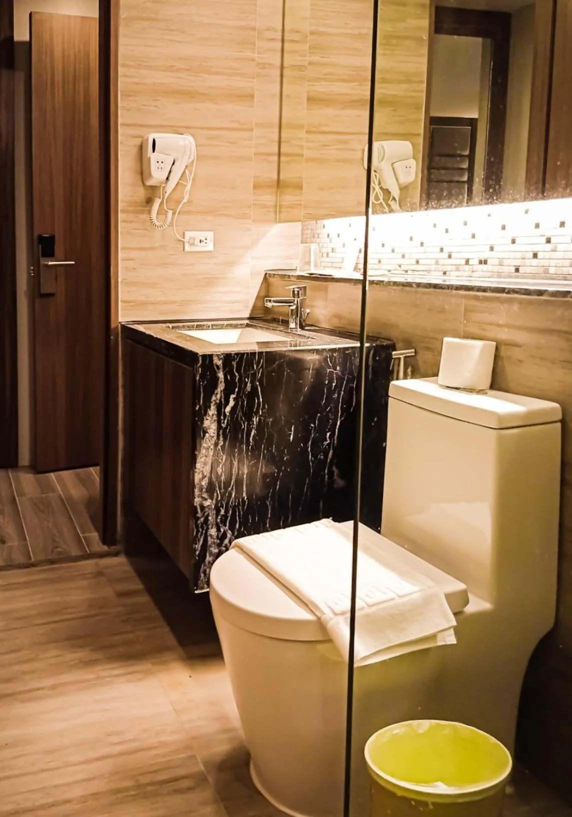 Shower in El Vistra Hotel Angeles